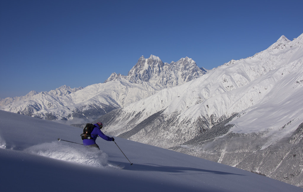 Powder ski in Caucasus mountains, автор — Nikolay Orlov на 500px.com