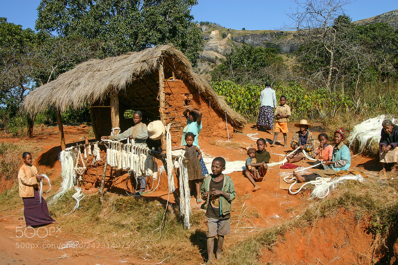 Canon EOS 300D (EOS Digital Rebel / EOS Kiss Digital) sample photo. Madagascar villaggio con famiglia photography