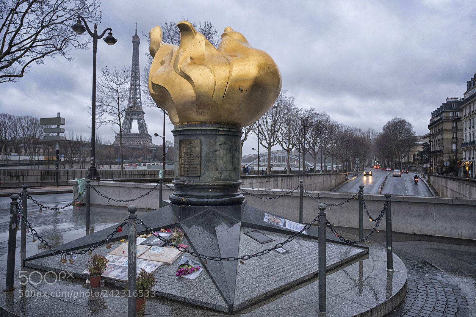 Fujifilm X-T2 sample photo. The torch and eiffel photography