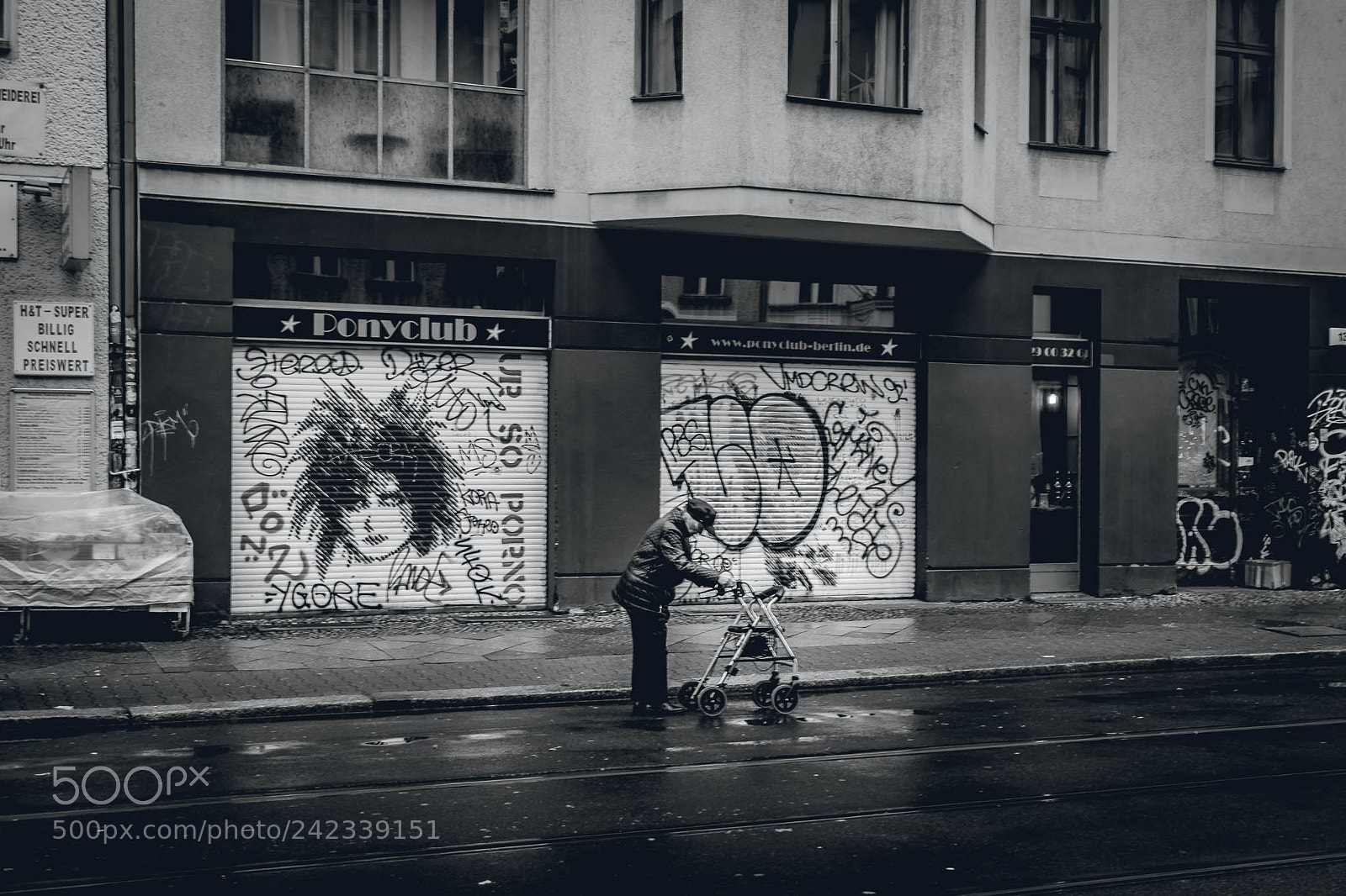 Fujifilm X-E2 sample photo. Berlin streets grandma photography