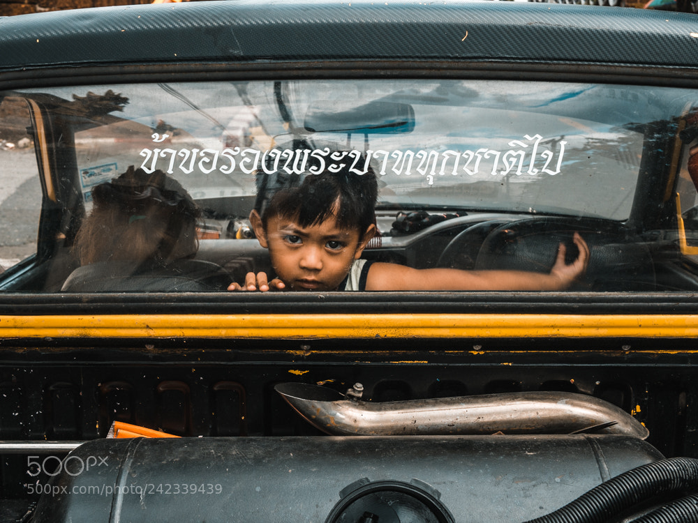 Olympus OM-D E-M5 II sample photo. Boy in a car photography