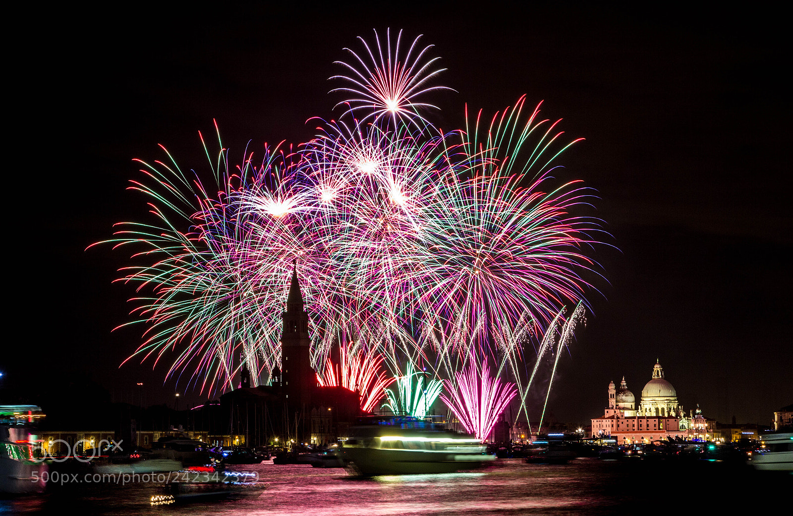 Canon EOS 550D (EOS Rebel T2i / EOS Kiss X4) sample photo. Fireworks in venice photography