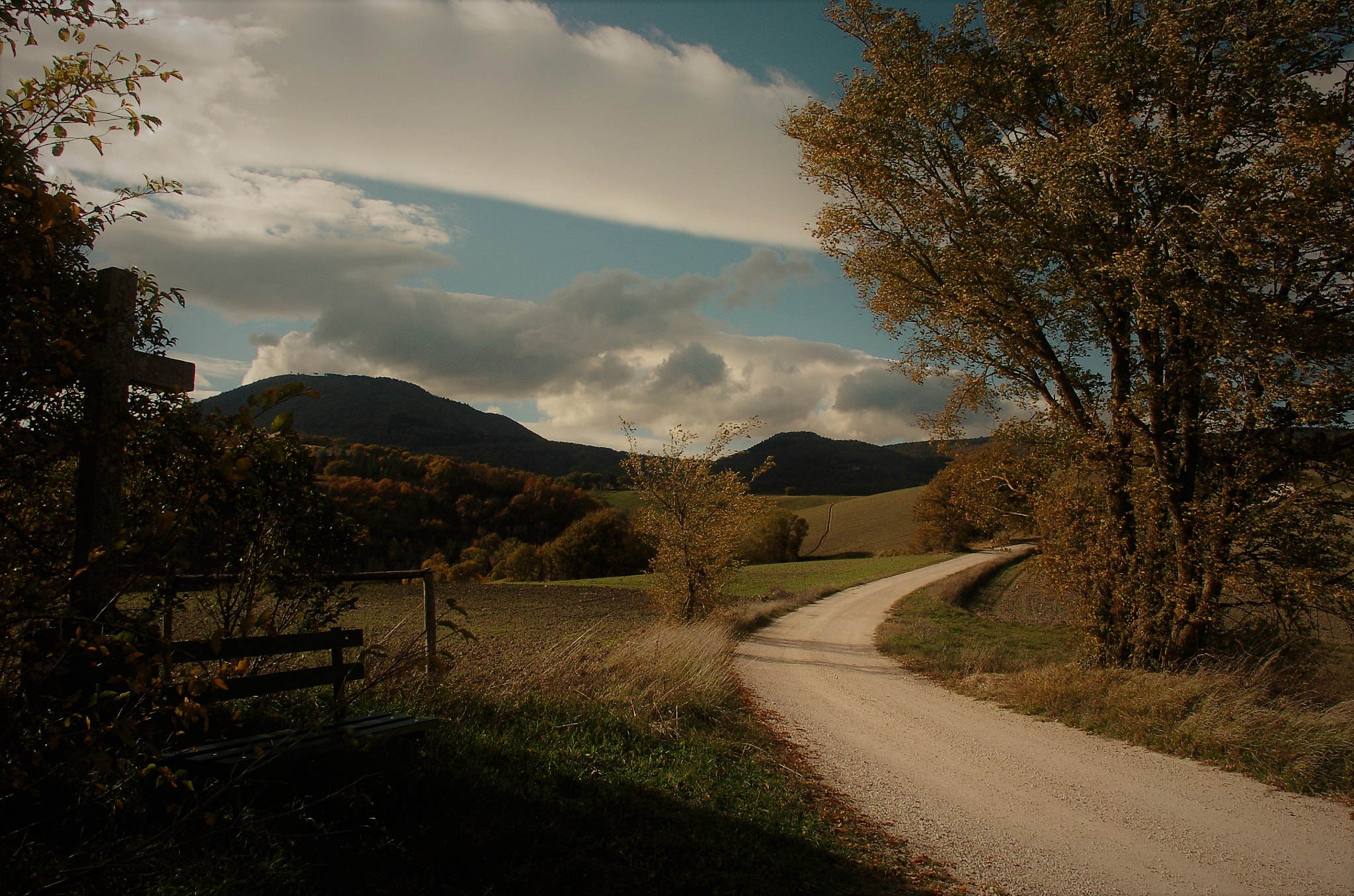 Nikon D2H + Nikon AF-S DX Nikkor 18-135mm F3.5-5.6G ED-IF sample photo. Marche landscape photography