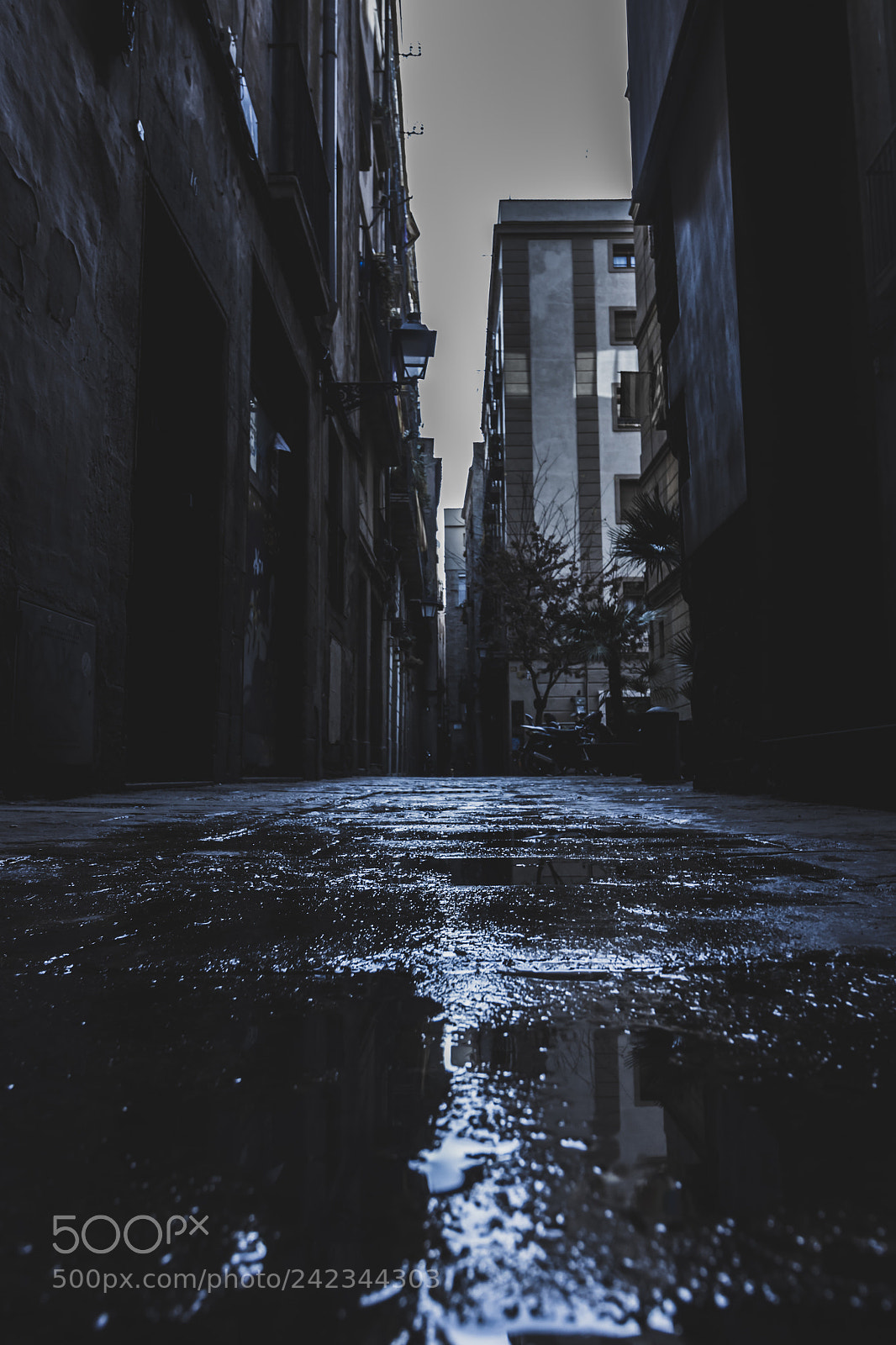 Canon EOS 1300D (EOS Rebel T6 / EOS Kiss X80) sample photo. Dark streets photography