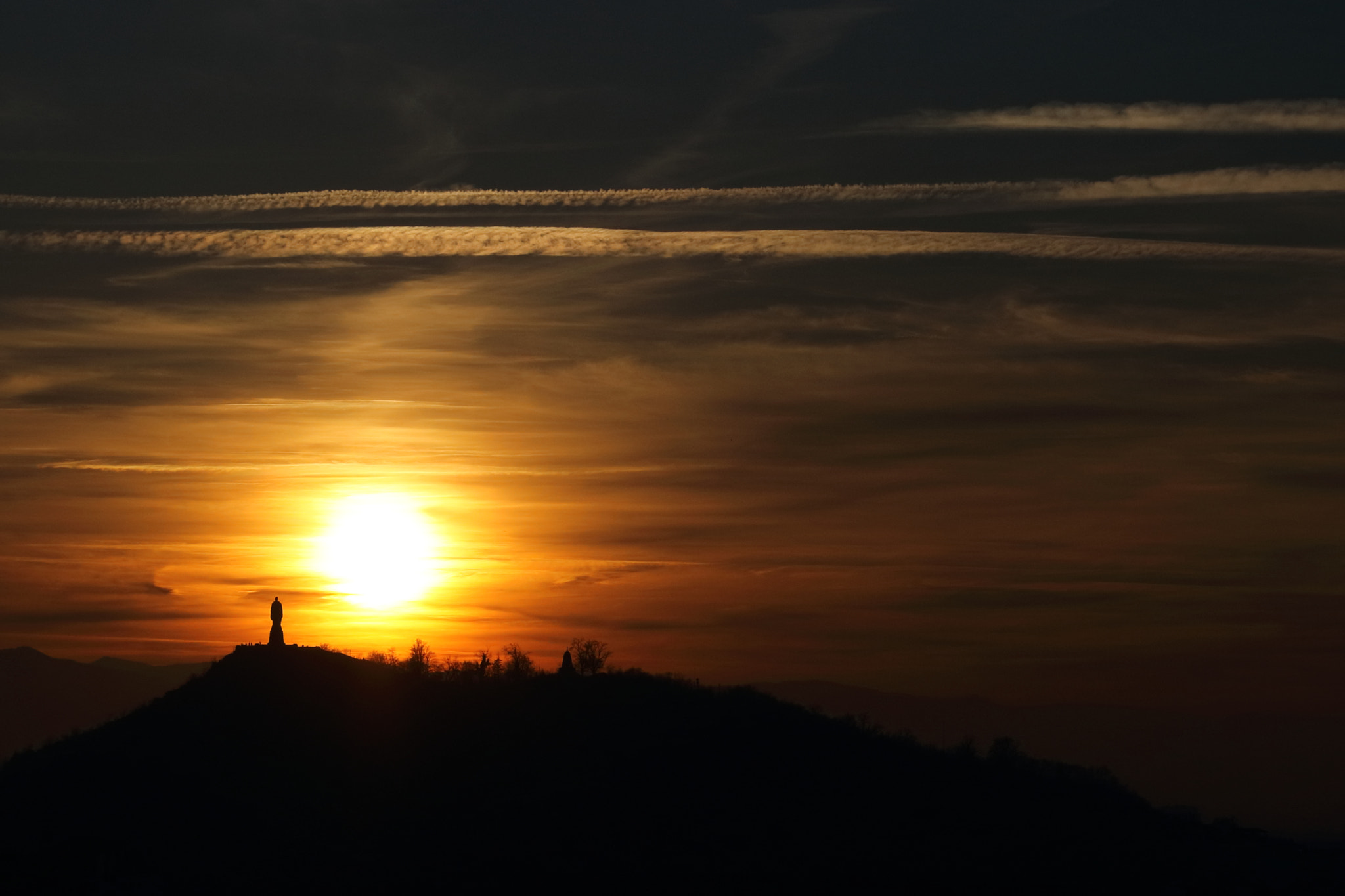 Canon EOS 80D + Canon EF 40mm F2.8 STM sample photo. Sunset over the lonely statue photography