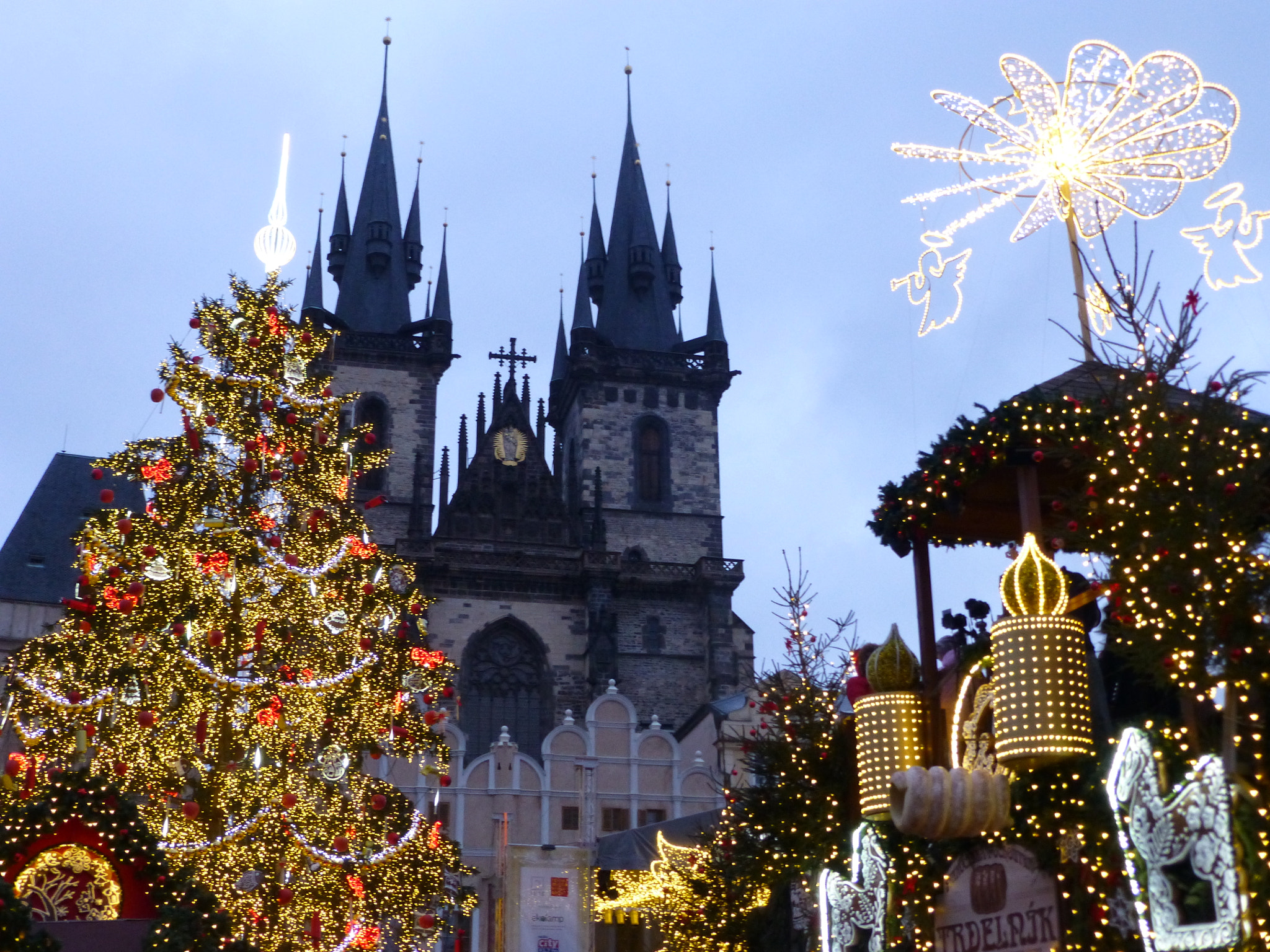 Panasonic DMC-TZ31 sample photo. Prag mit weihnachtsmarkt und tynkirche photography