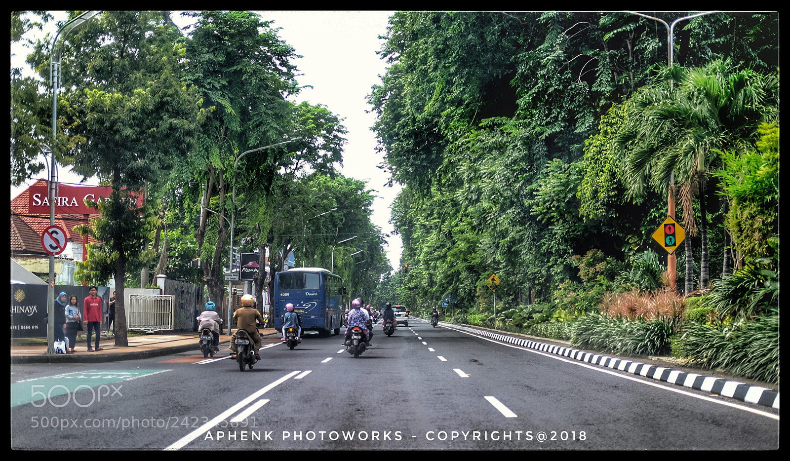 Fujifilm X-T20 sample photo. Main road at surabaya photography