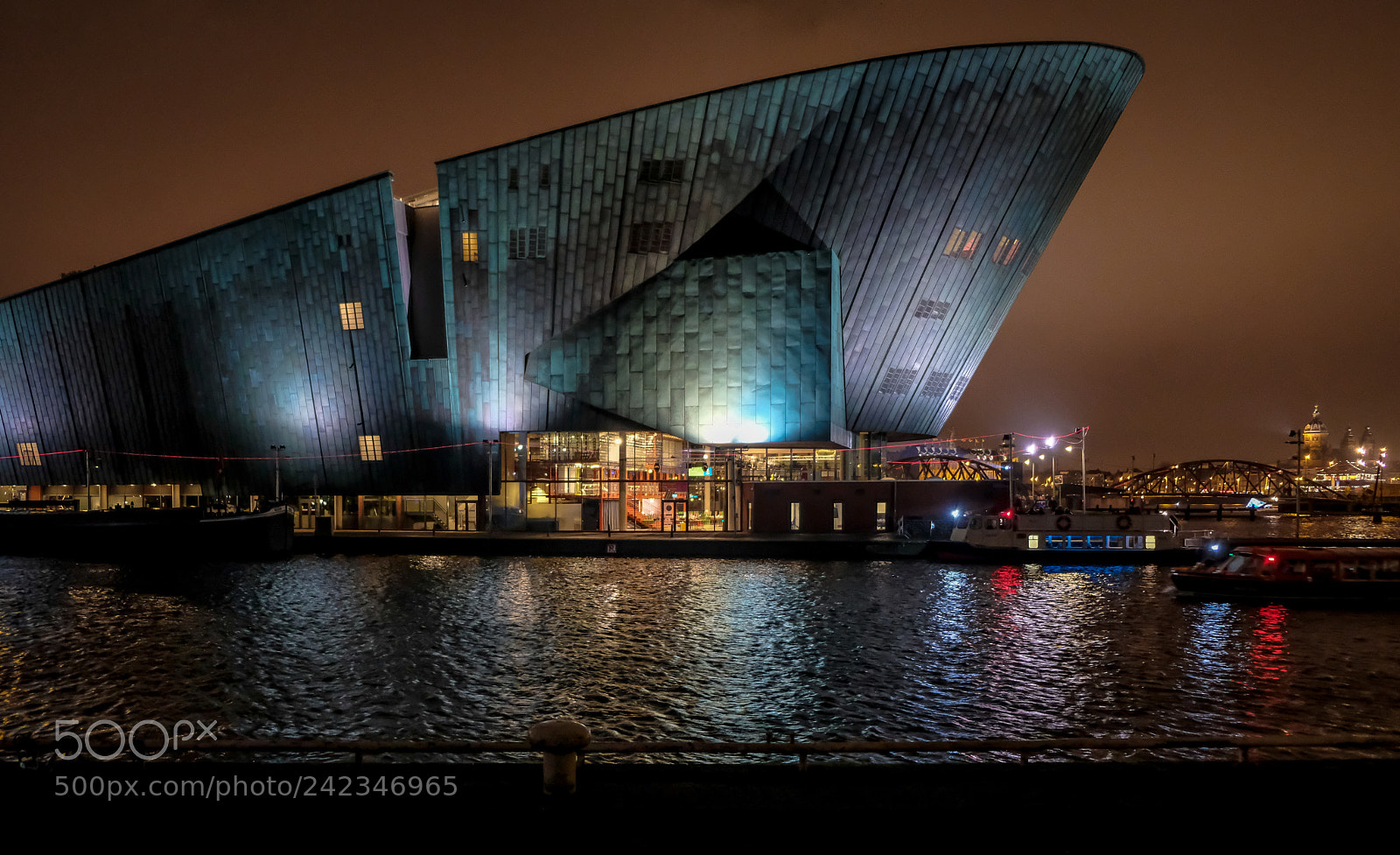 Fujifilm X-T20 sample photo. Boat shaped building in photography