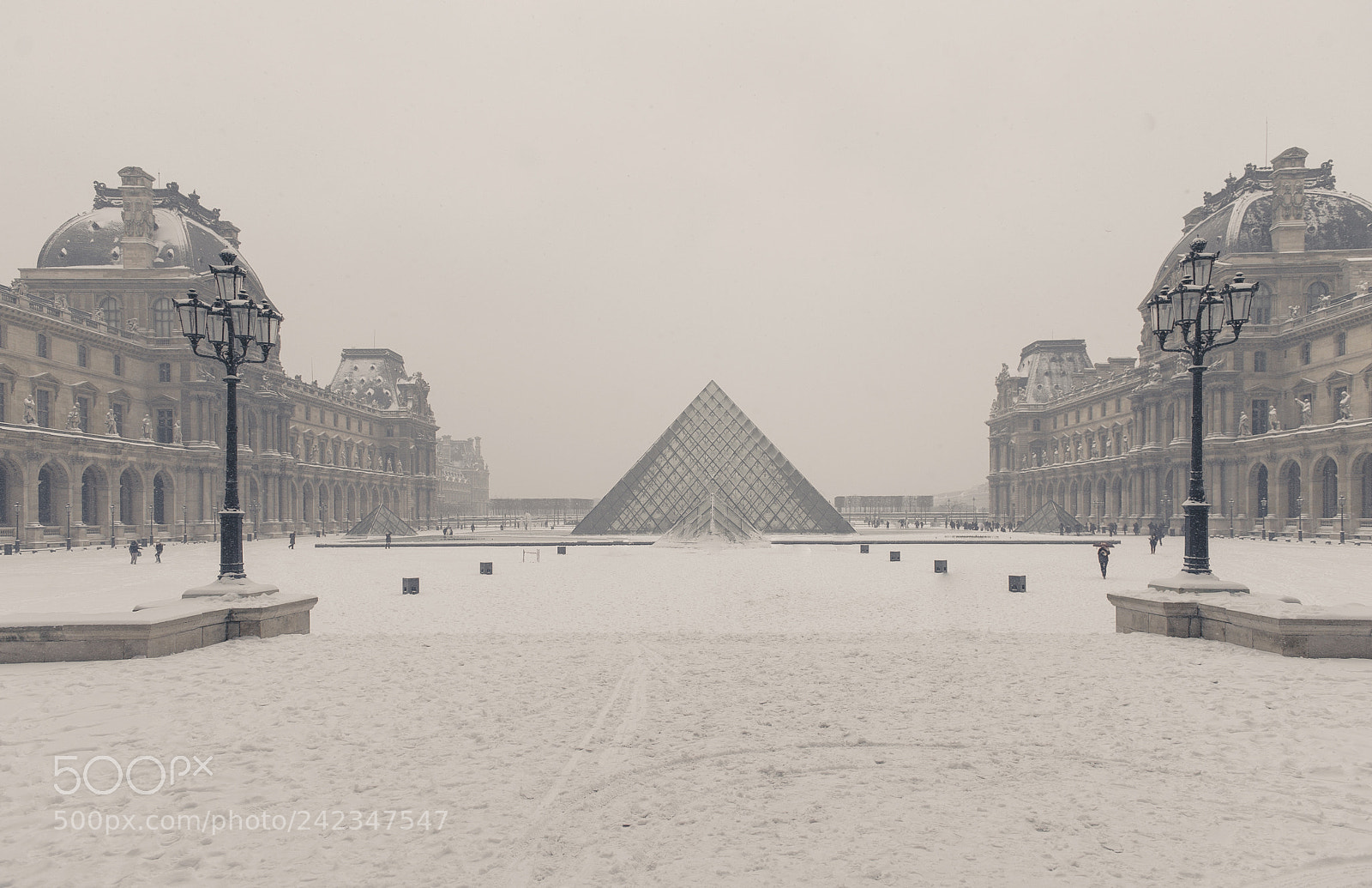 Nikon D4 sample photo. Pyramide du louvre photography