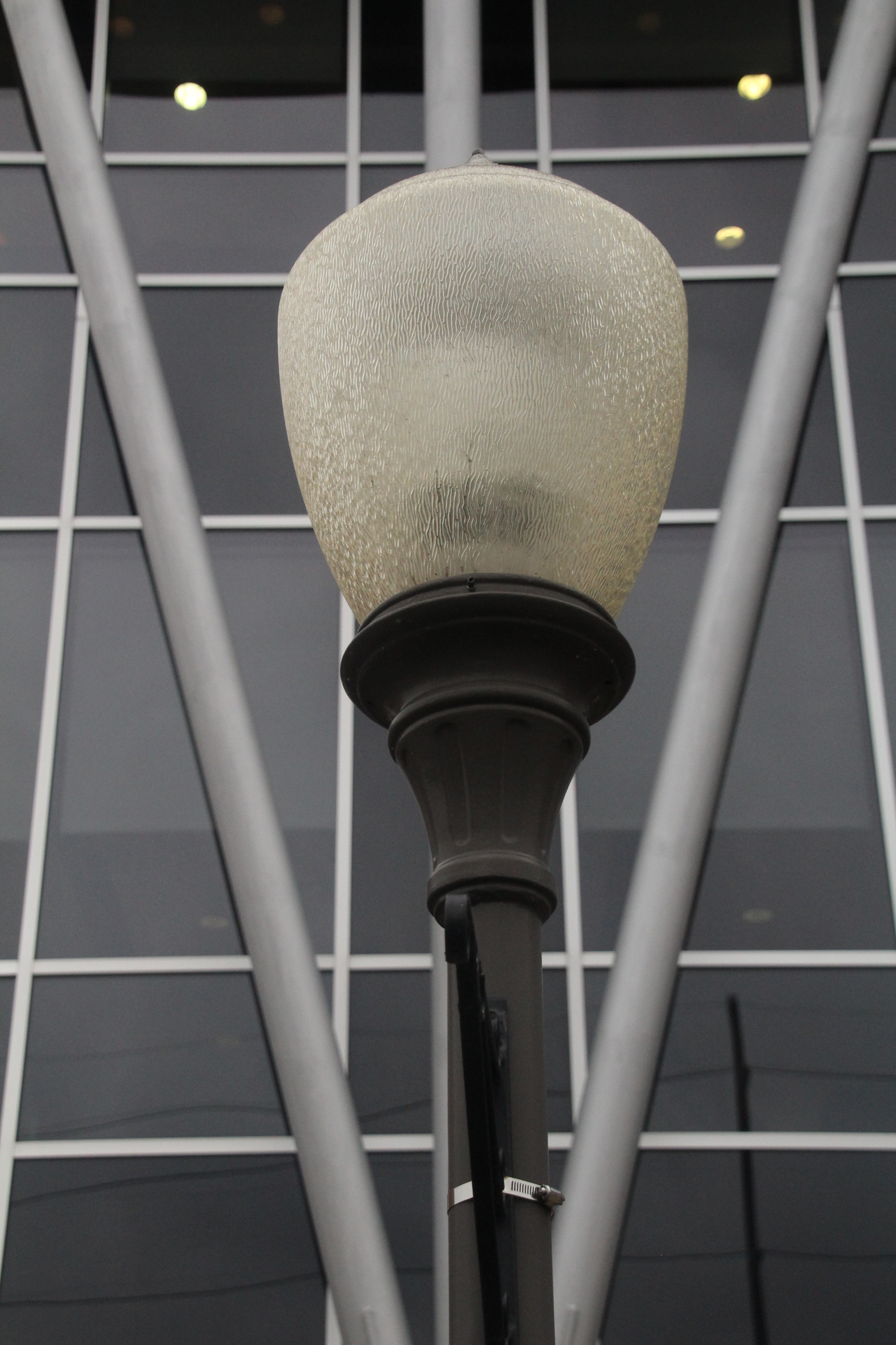 Canon EOS 1200D (EOS Rebel T5 / EOS Kiss X70 / EOS Hi) sample photo. Black building, white street light. 黑色的建築，白色的路燈。 photography