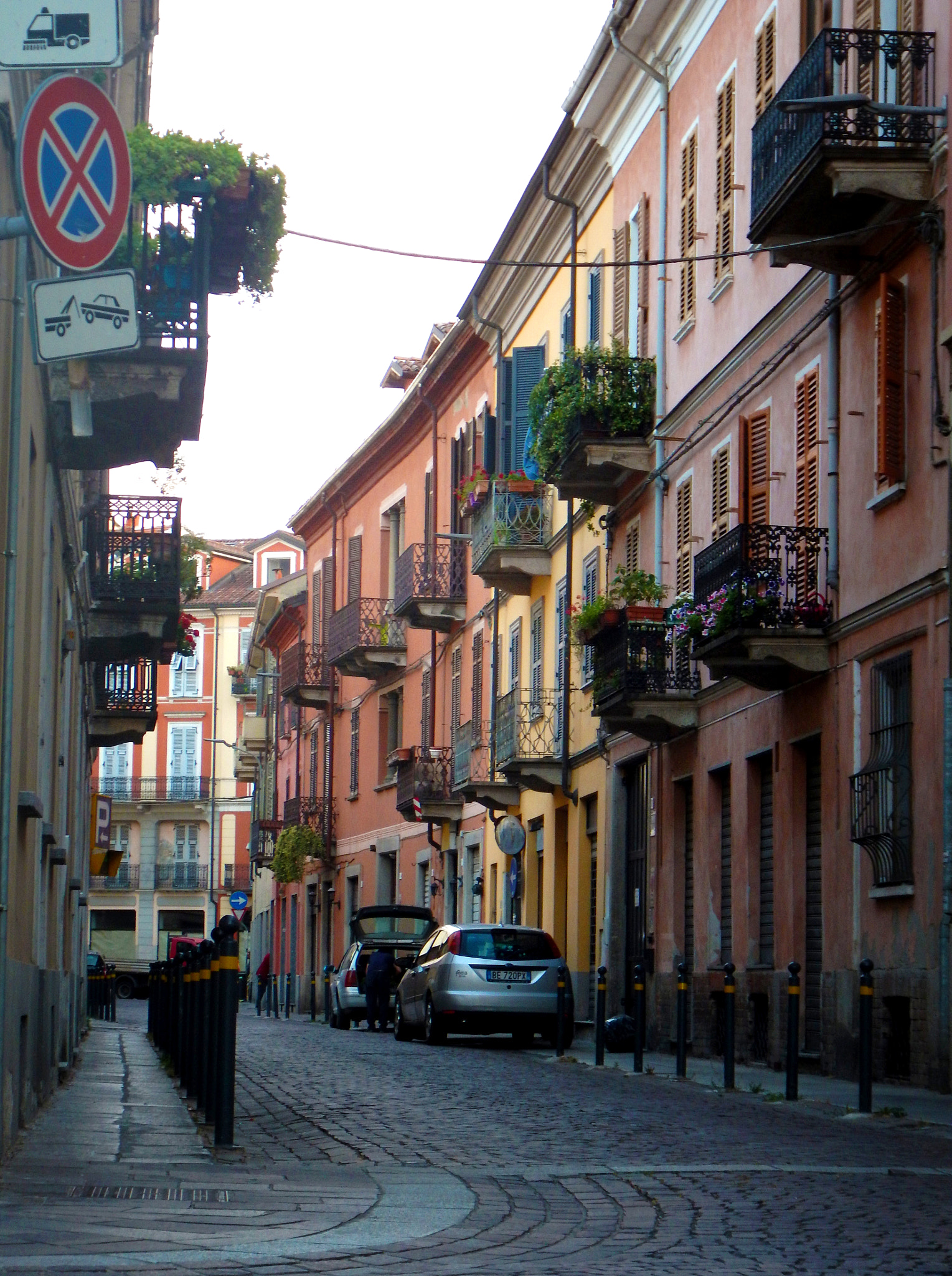 Nikon Coolpix AW130 sample photo. Just a simple colored street in italy photography
