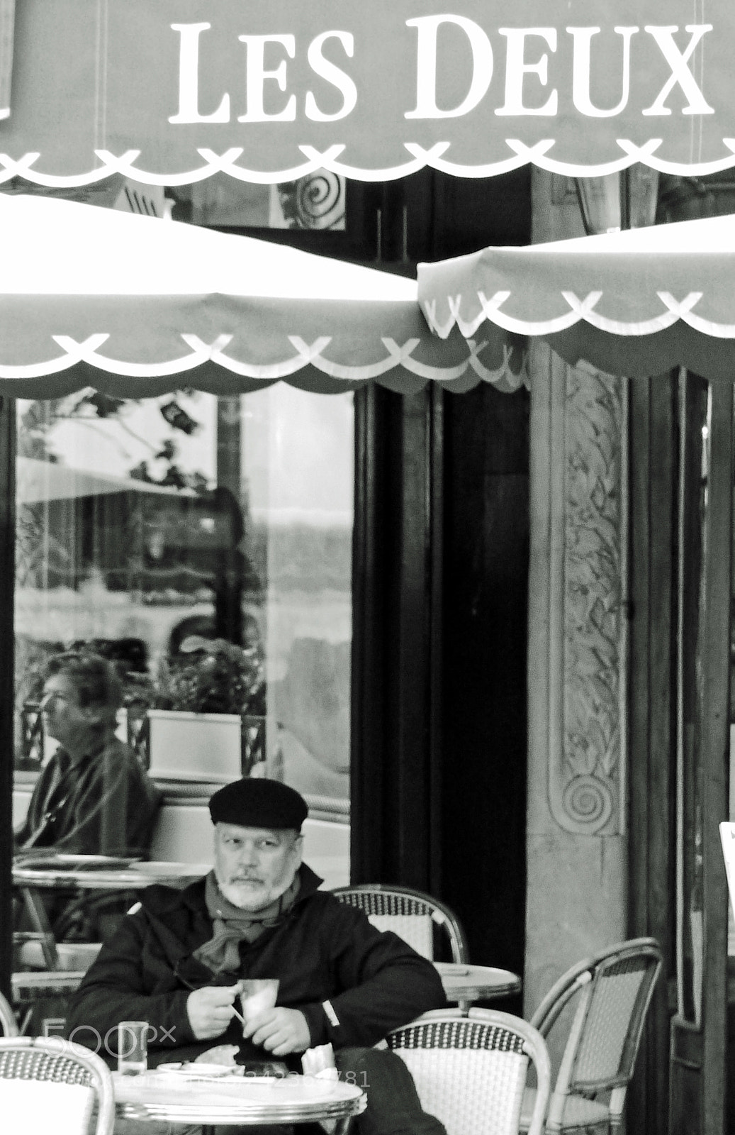 Panasonic Lumix DMC-FZ200 sample photo. Les deux magots, sunday photography