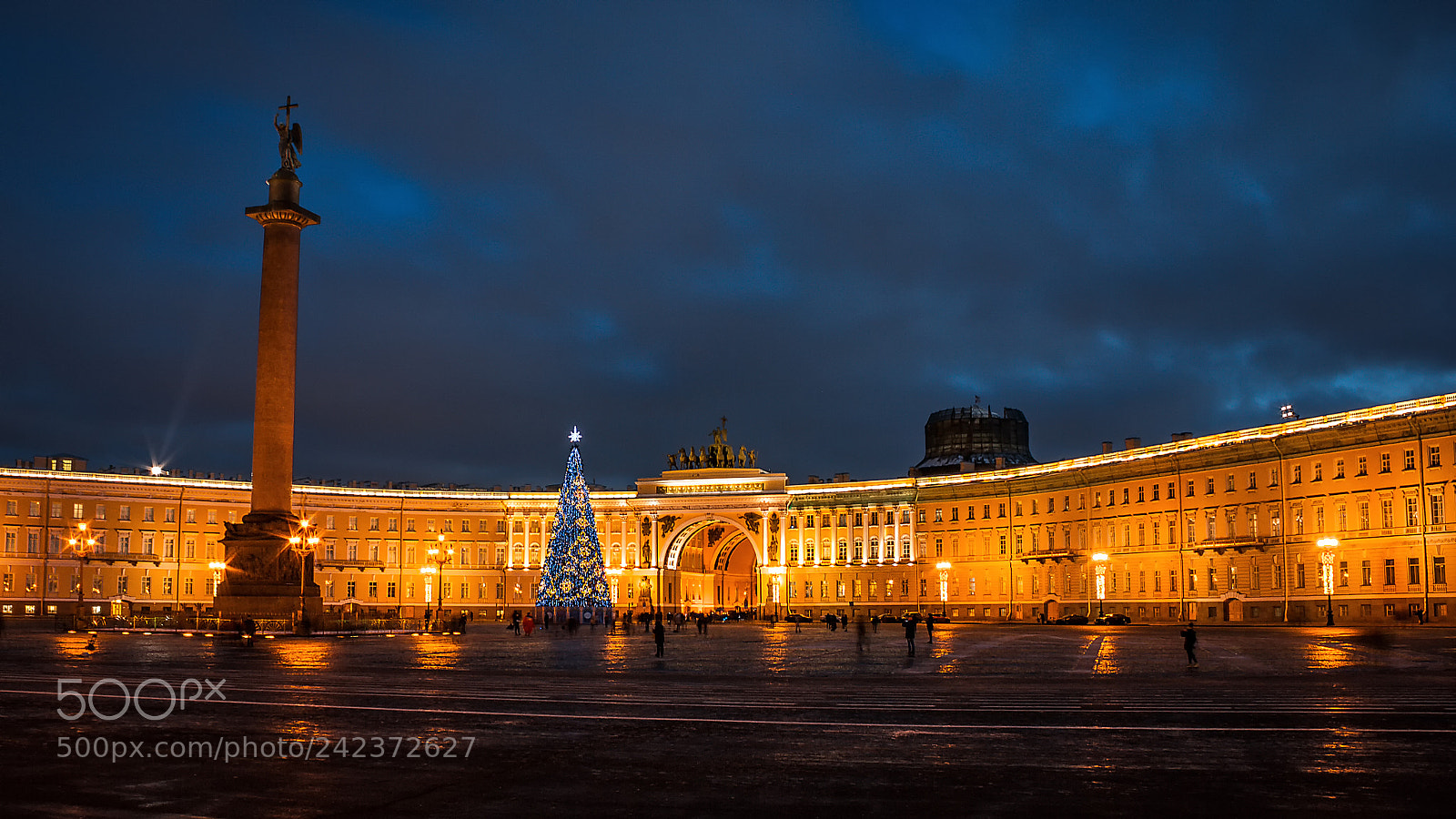 Canon EOS 550D (EOS Rebel T2i / EOS Kiss X4) sample photo. Palace square photography