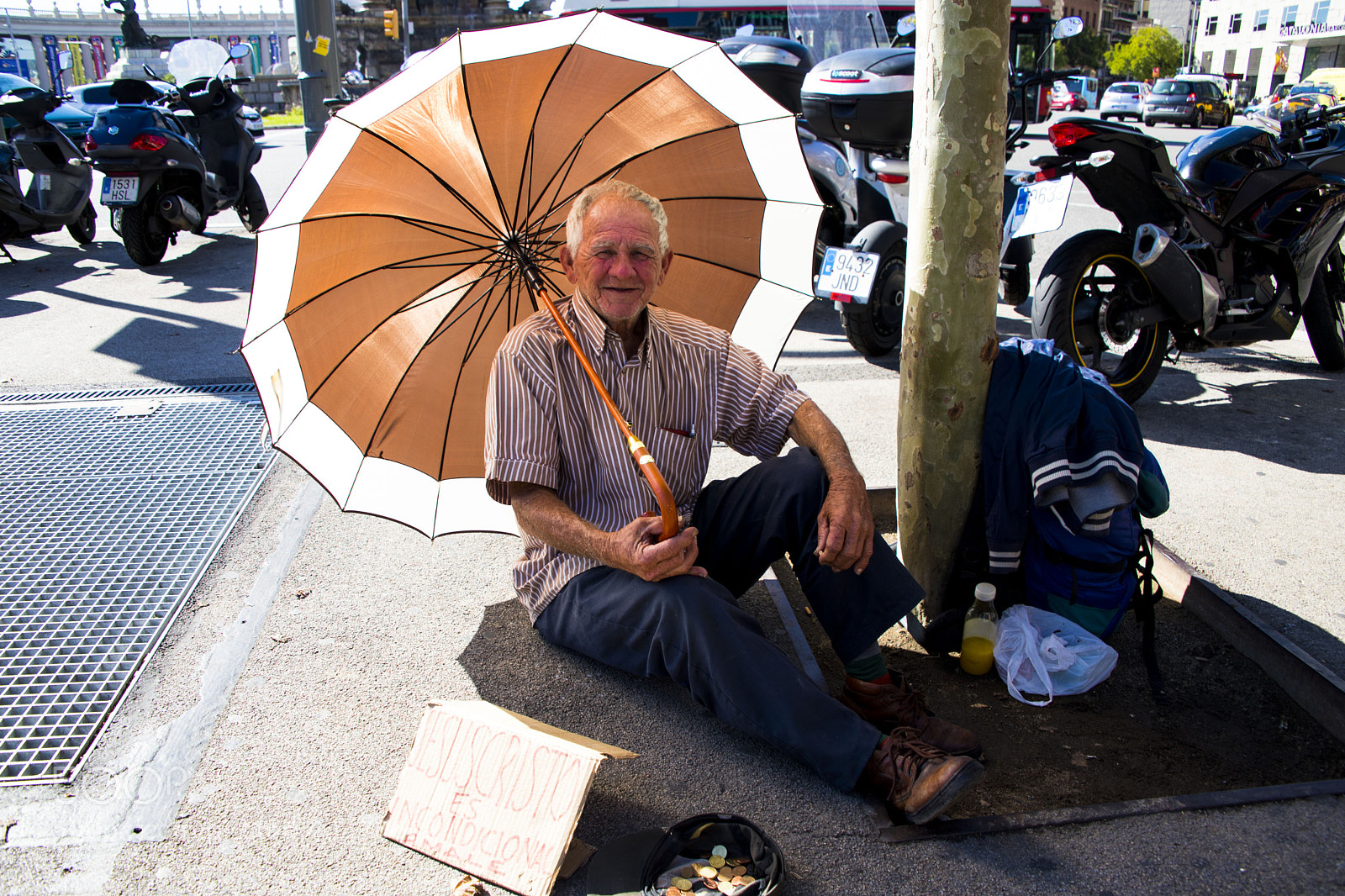 Canon EOS 6D Mark II sample photo. Mendigo con sombrilla photography