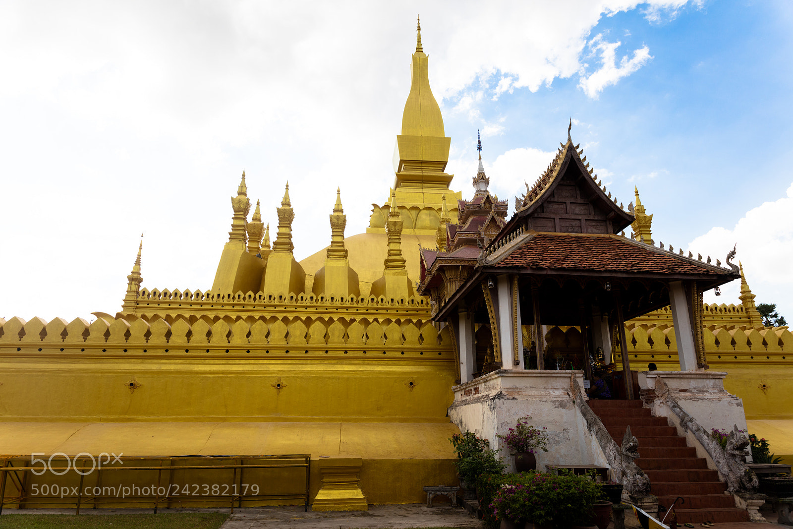 Canon EOS 5DS R sample photo. Phat that luang photography
