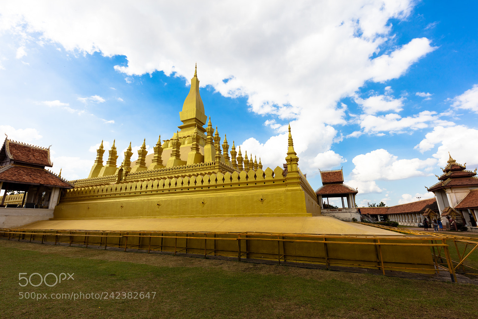 Canon EOS 5DS R sample photo. Phat that luang photography