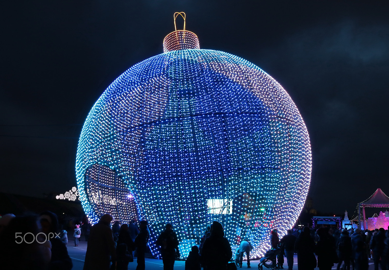 Canon EOS 750D (EOS Rebel T6i / EOS Kiss X8i) + Canon EF-S 18-55mm F3.5-5.6 IS II sample photo. The huge christmas ball photography