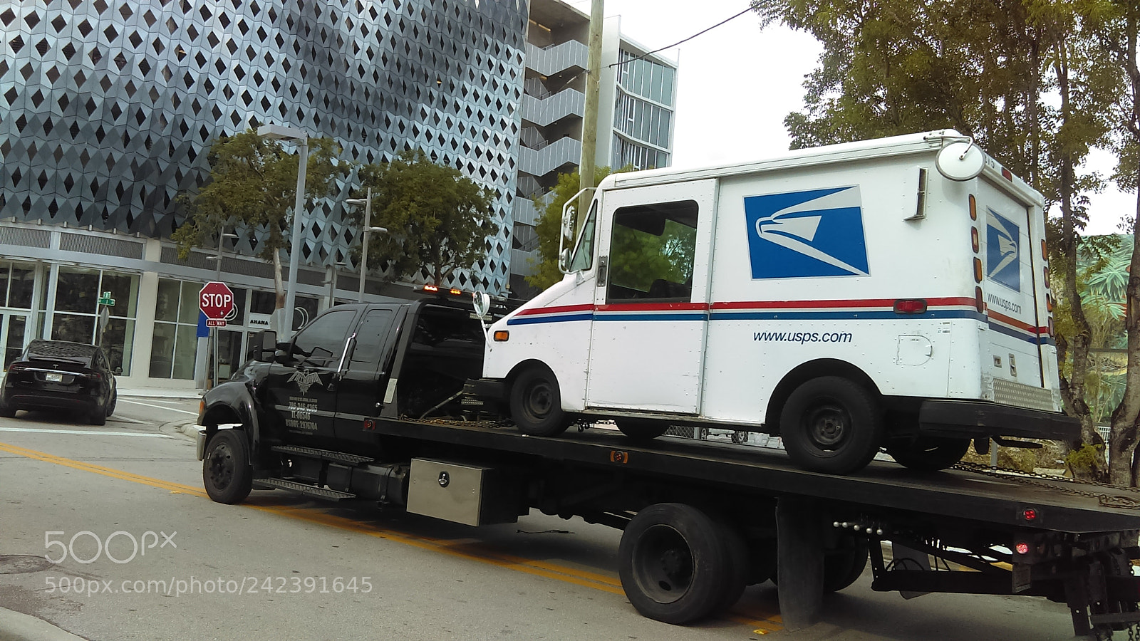 HTC DESRIE D530 sample photo. Truck delivering mail truck photography