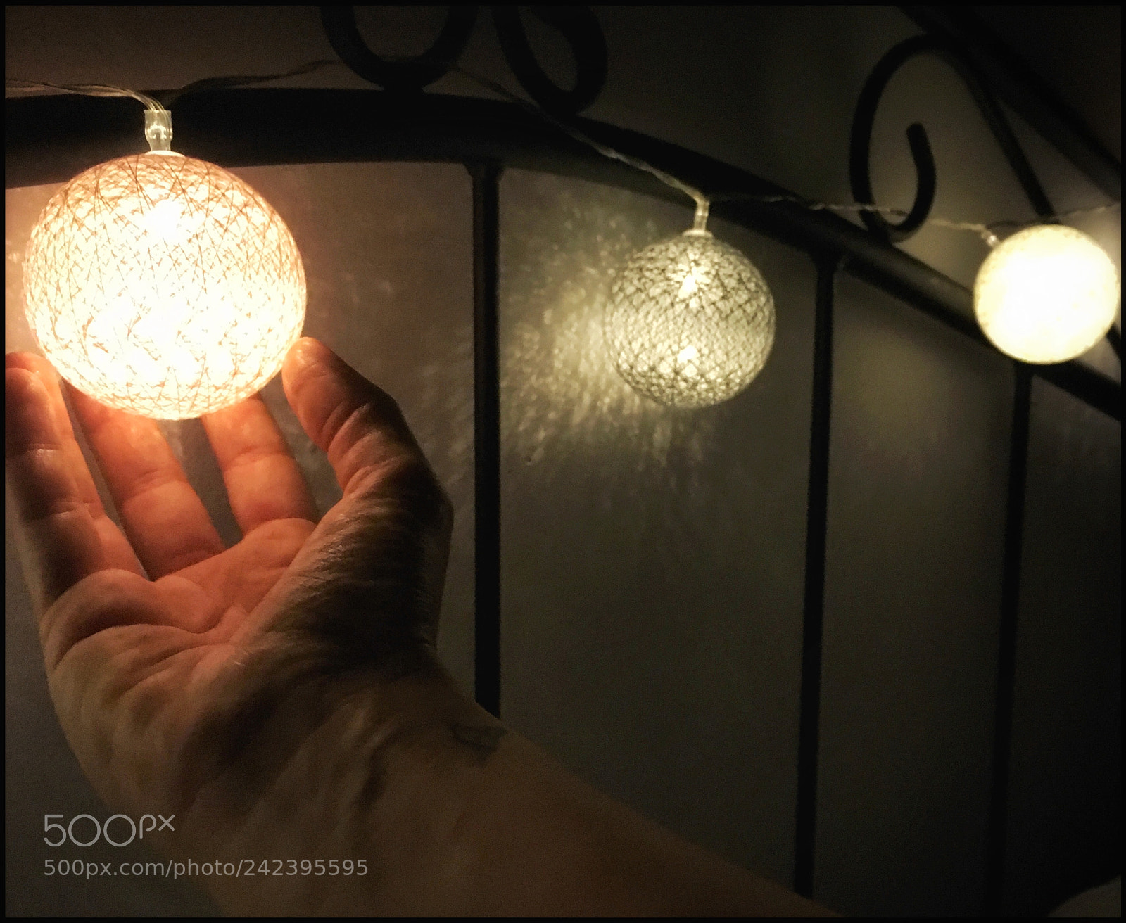 Apple iPhone SE sample photo. “collecting lights” photography