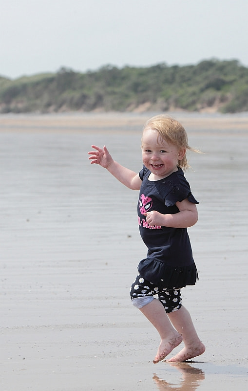 Canon EF 70-200mm F2.8L IS USM sample photo. Child on beach photography