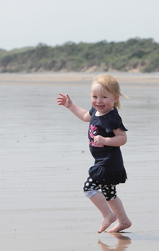 Canon EOS-1D X + Canon EF 70-200mm F2.8L IS USM sample photo. Child on beach photography