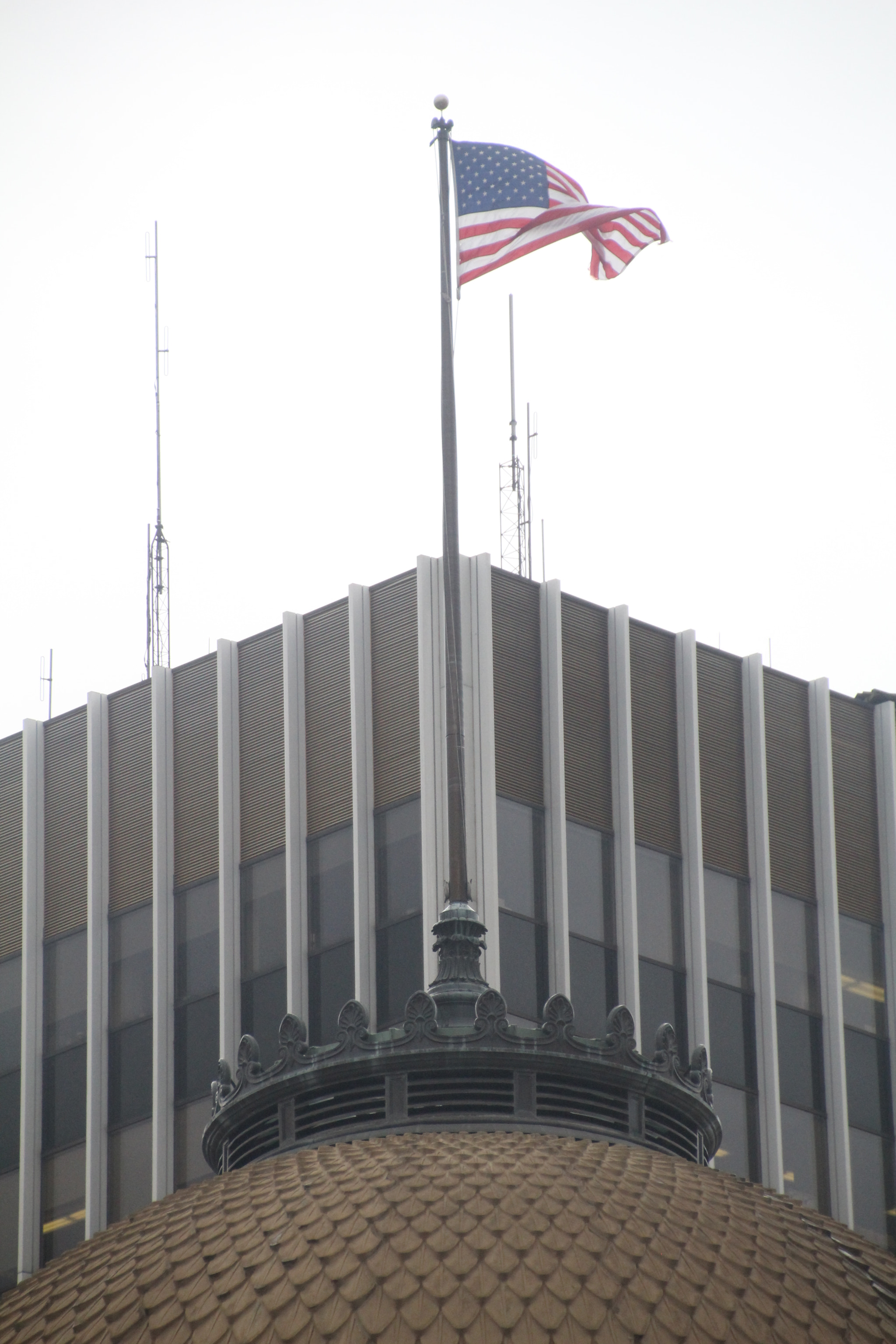 Canon EOS 1200D (EOS Rebel T5 / EOS Kiss X70 / EOS Hi) sample photo. Urban american flag. 城市的美國國旗。 アーバンアメリカンフラッグ。 photography