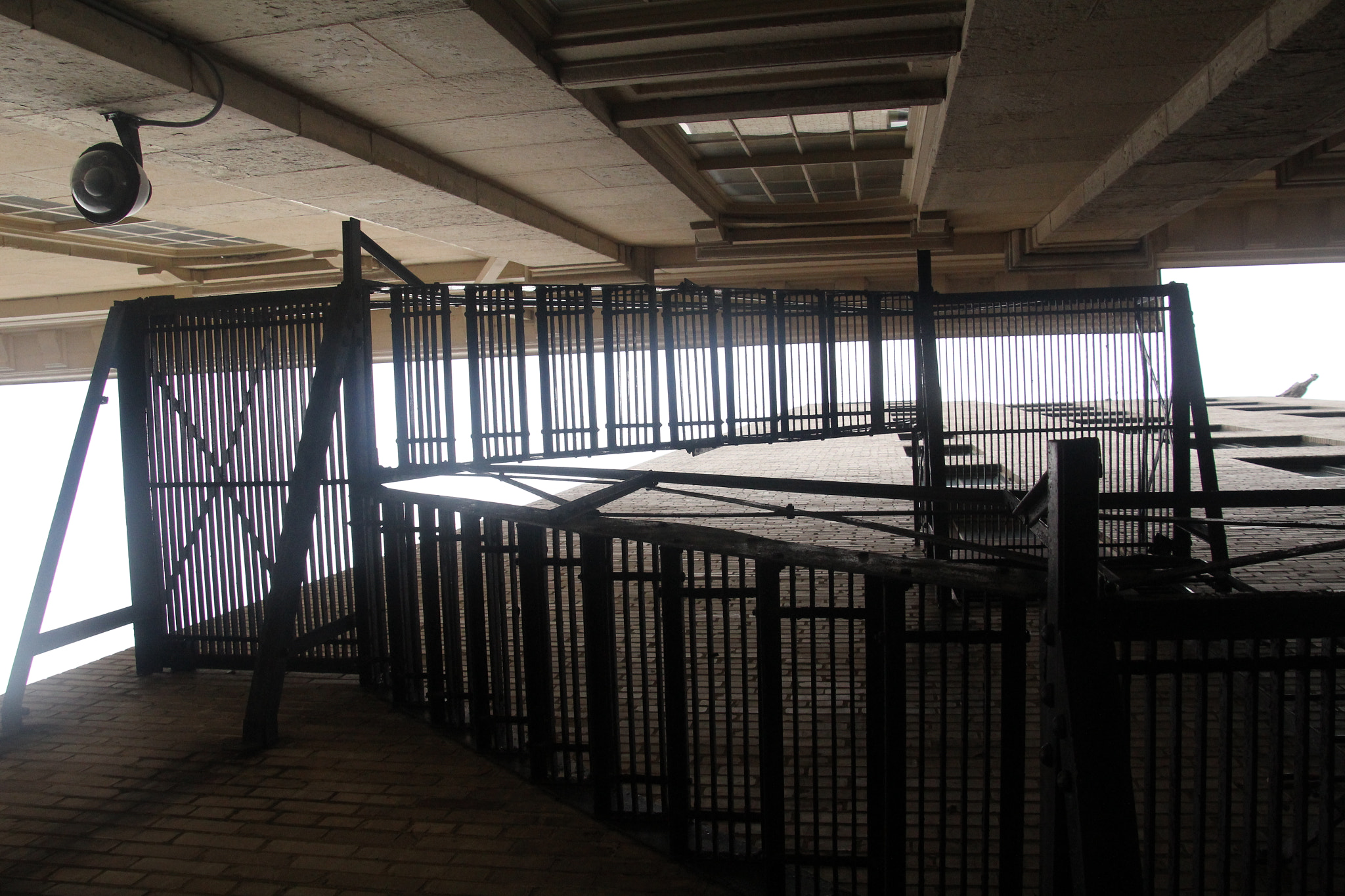 Canon EOS 1200D (EOS Rebel T5 / EOS Kiss X70 / EOS Hi) sample photo. Staircase between buildings. 建築物之間的樓梯。 建物間の階段。 photography