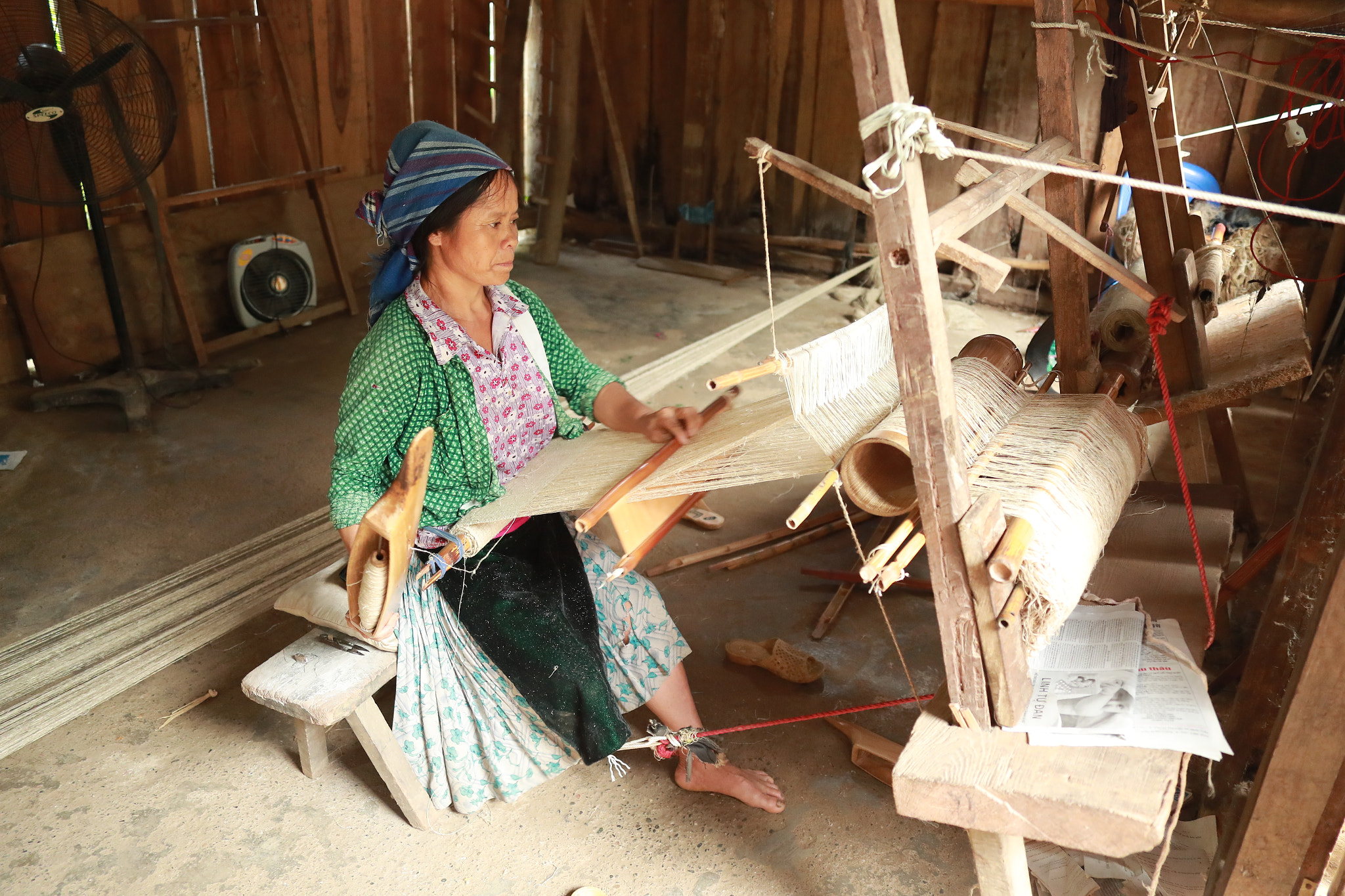 Canon EF 28-300mm F3.5-5.6L IS USM sample photo. Linen traditional occupation of some ethnic minorities in lung tam commune, quan ba district, ha... photography