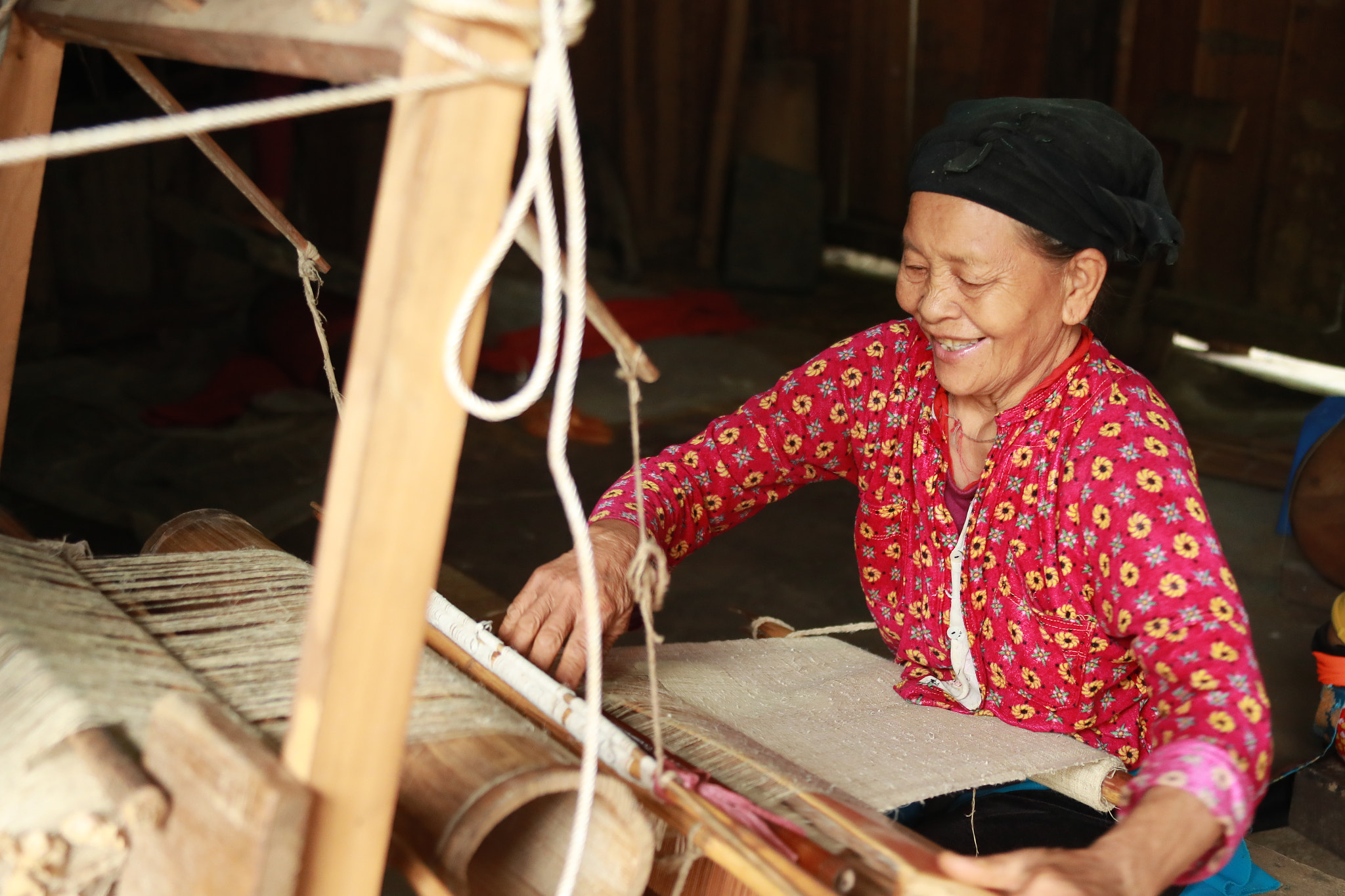 Canon EF 28-300mm F3.5-5.6L IS USM sample photo. Linen traditional occupation of some ethnic minorities in lung tam commune, quan ba district, ha... photography