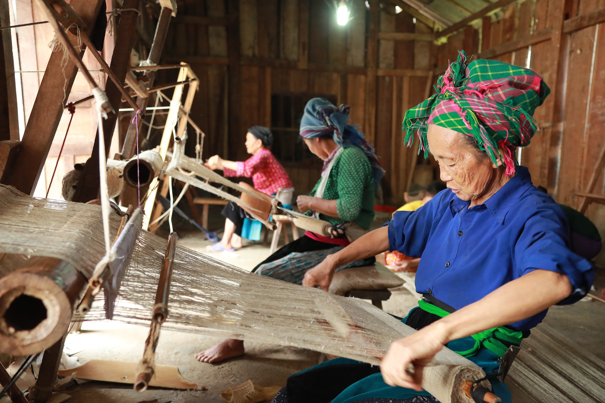 Canon EF 28-300mm F3.5-5.6L IS USM sample photo. Linen traditional occupation of some ethnic minorities in lung tam commune, quan ba district, ha... photography