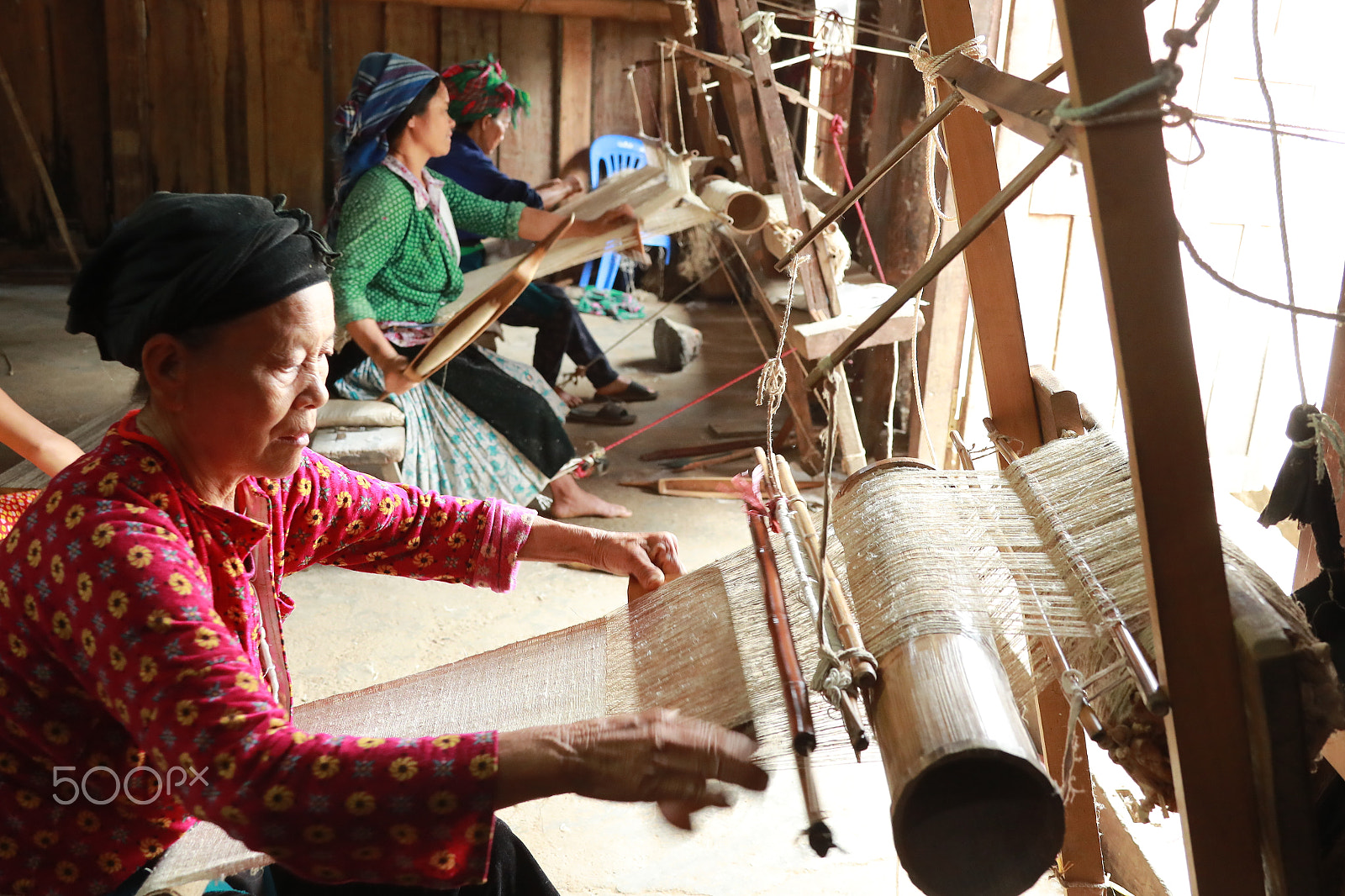 Canon EF 28-300mm F3.5-5.6L IS USM sample photo. Linen traditional occupation of some ethnic minorities in lung tam commune, quan ba district, ha... photography