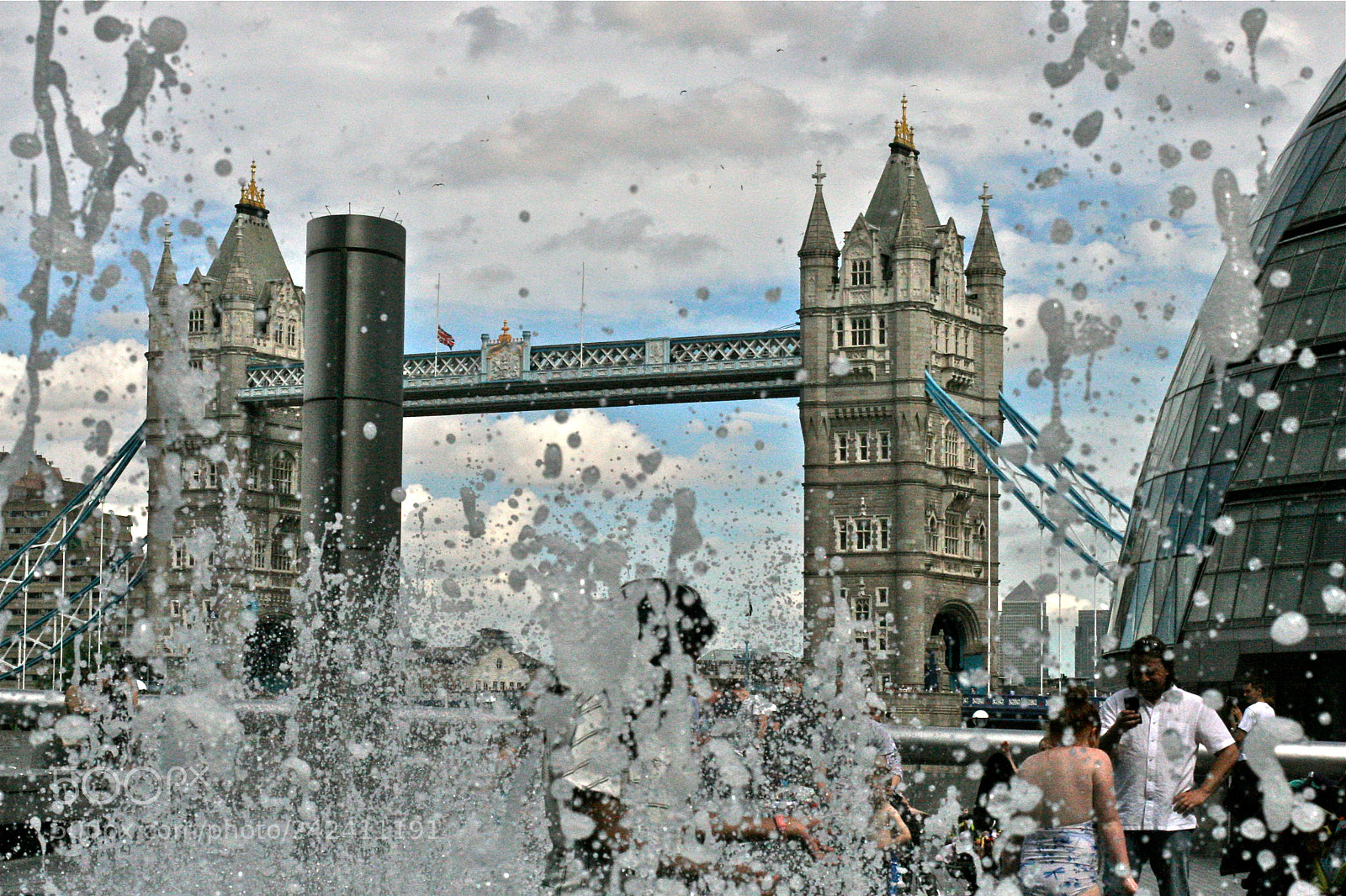 Canon EOS 30D sample photo. Tower bridge through fountain photography