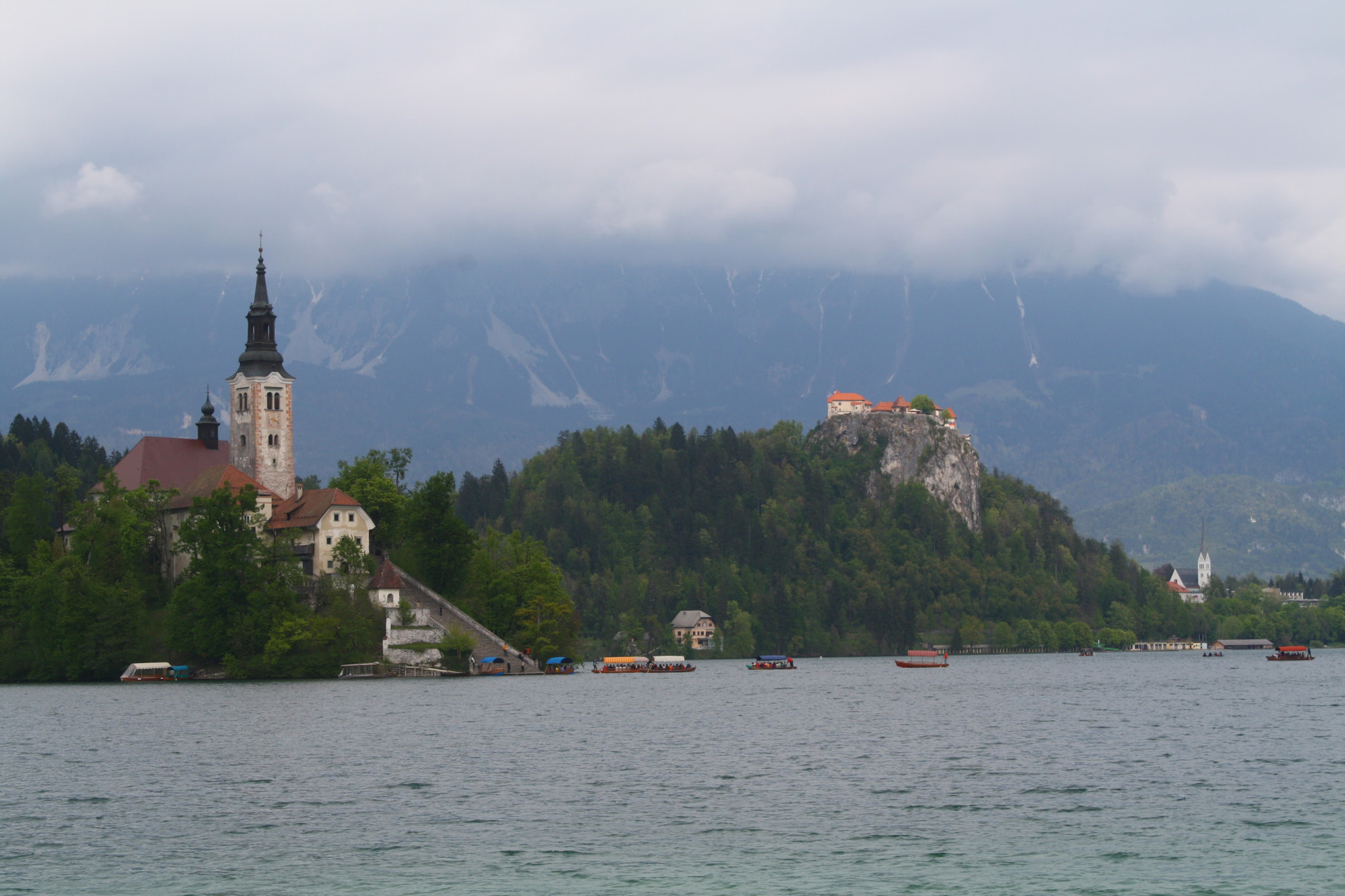 Canon EOS 1000D (EOS Digital Rebel XS / EOS Kiss F) + Canon EF-S 18-55mm F3.5-5.6 IS sample photo. Lake bled photography