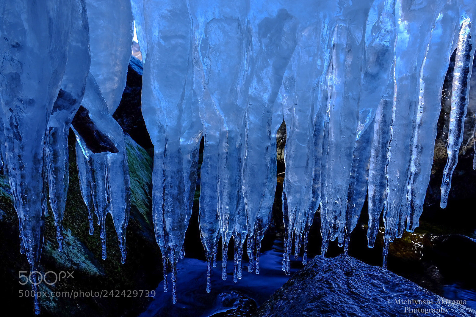 Fujifilm X-T1 sample photo. Lake-side ice pillar. photography
