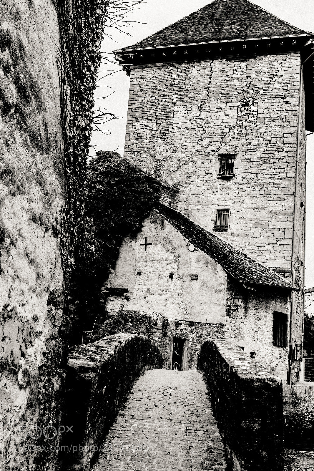 Canon EOS 60D sample photo. Small bridge and alley photography