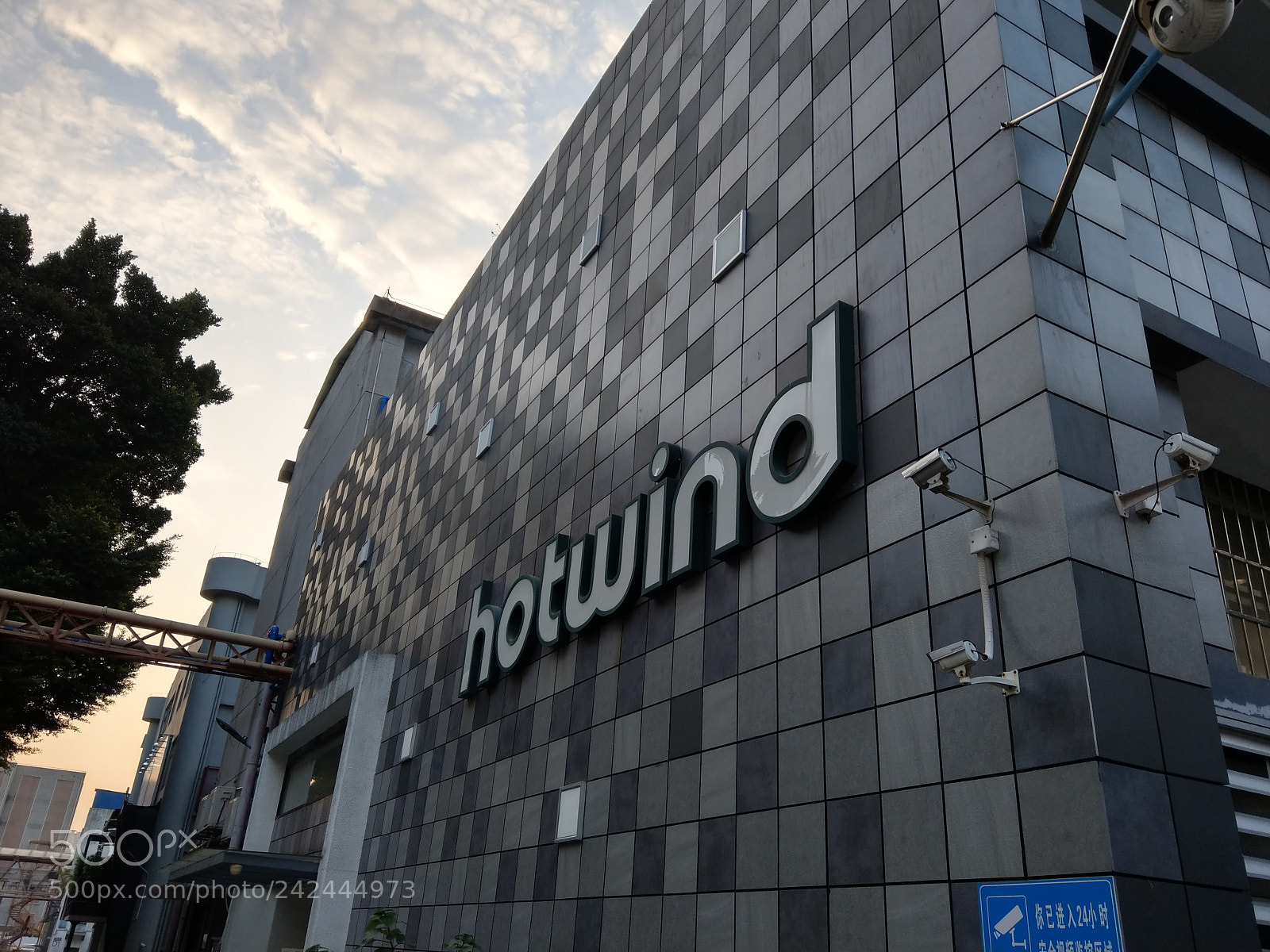 HTC U11 sample photo. Building photography