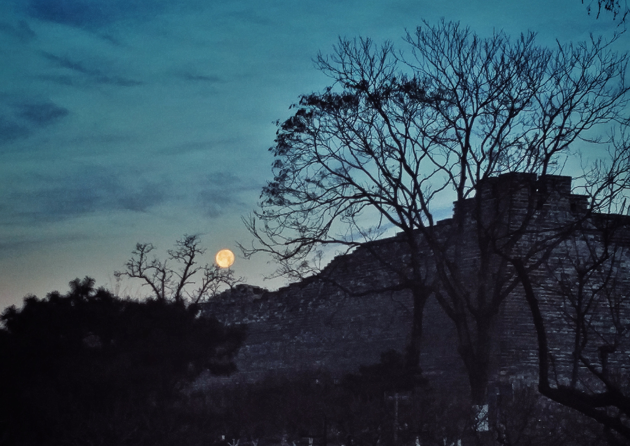 Xiaomi MI 5s Plus sample photo. The last city wall in city photography