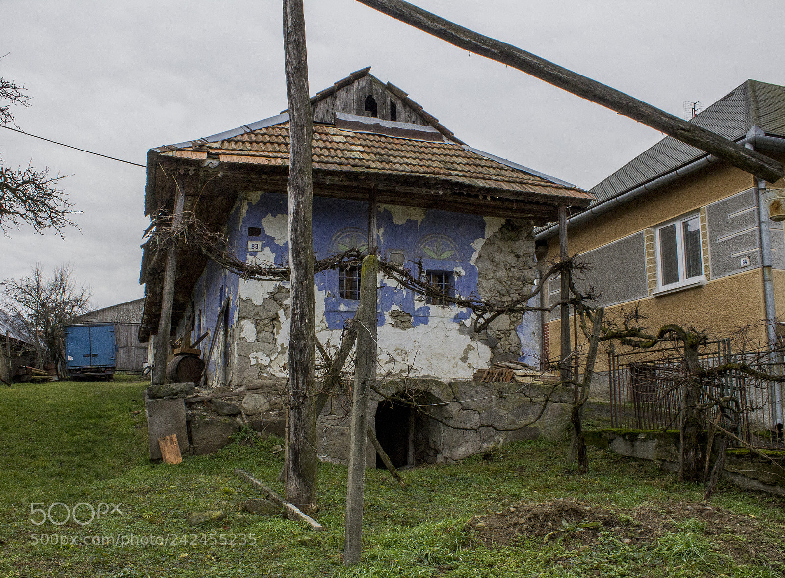 Canon EOS 1200D (EOS Rebel T5 / EOS Kiss X70 / EOS Hi) sample photo. Old house in strange photography