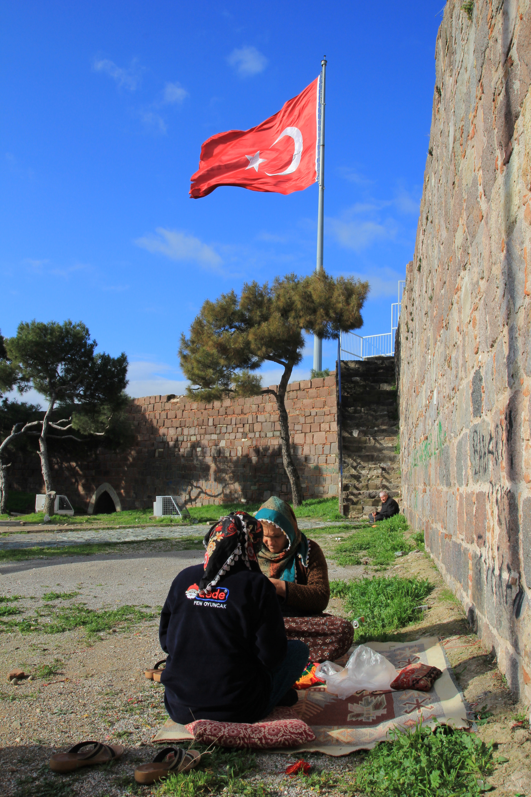 Canon EOS 60D + Tamron SP AF 17-50mm F2.8 XR Di II LD Aspherical (IF) sample photo. Kurdish womens in the castle, under the flag of turkey photography
