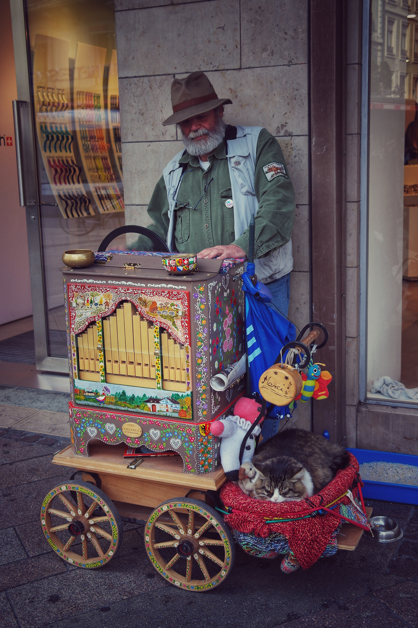 Samsung NX11 sample photo. Man and the cat photography