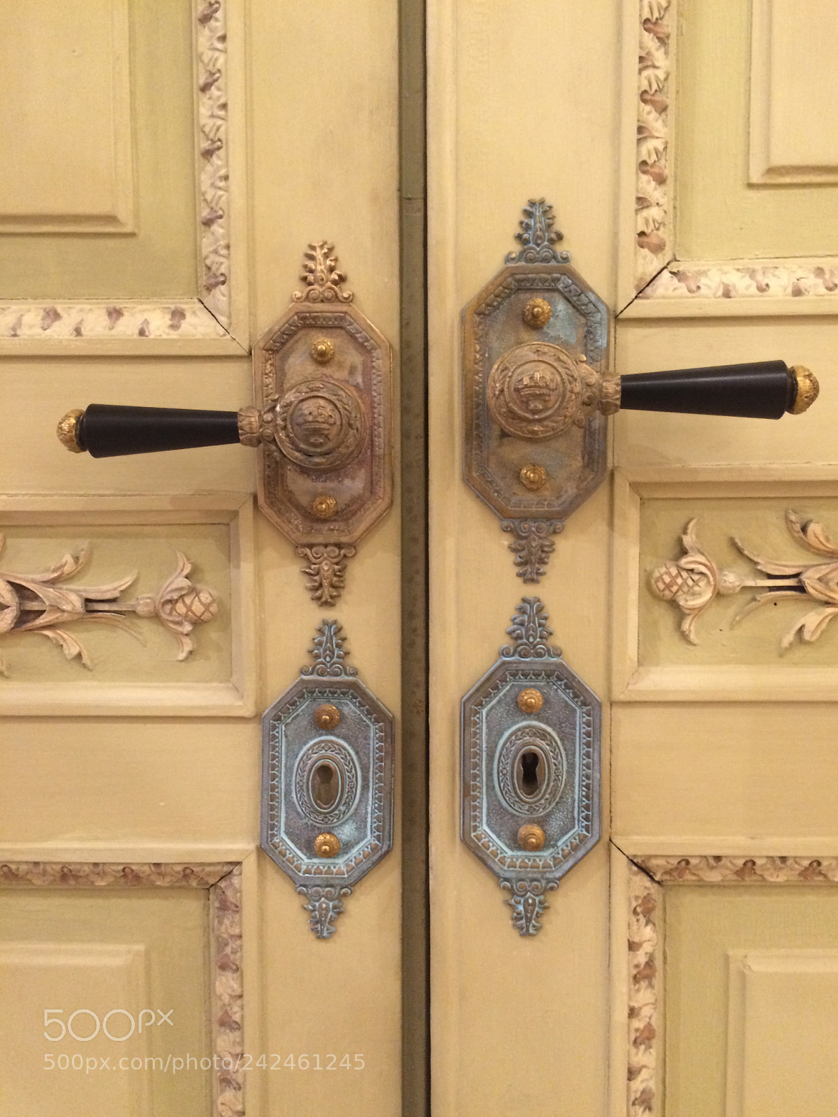 Apple iPhone 5s sample photo. Doors photography