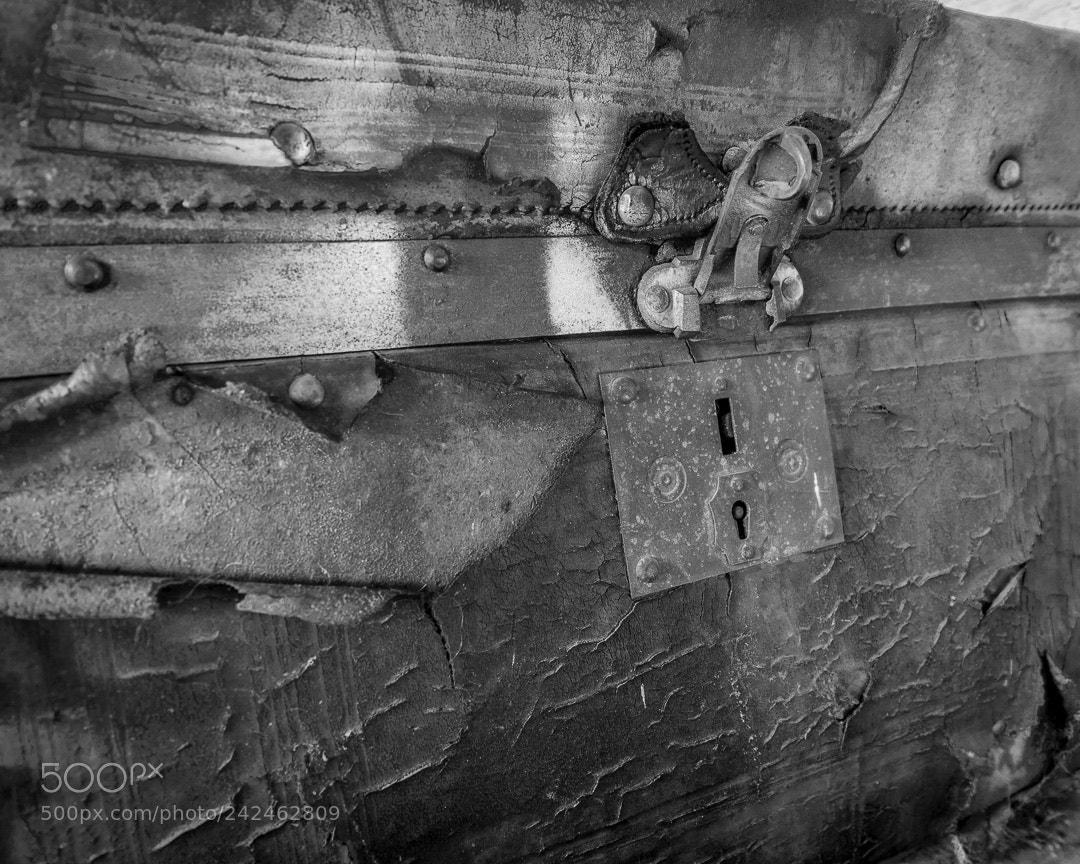 Sony a7R sample photo. Trunk lock photography