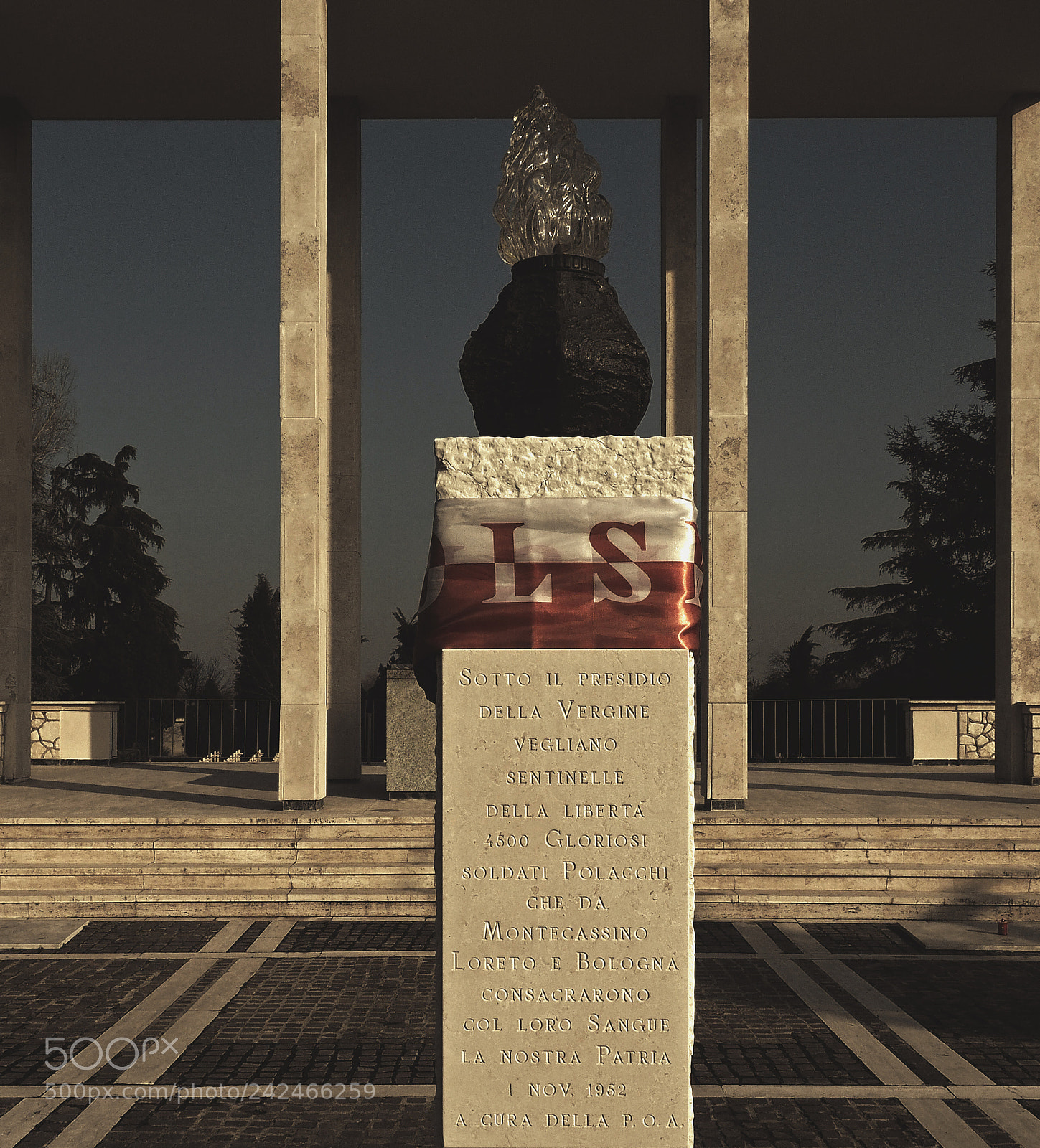 Olympus OM-D E-M5 II sample photo. Cimitero polacco - ingresso photography