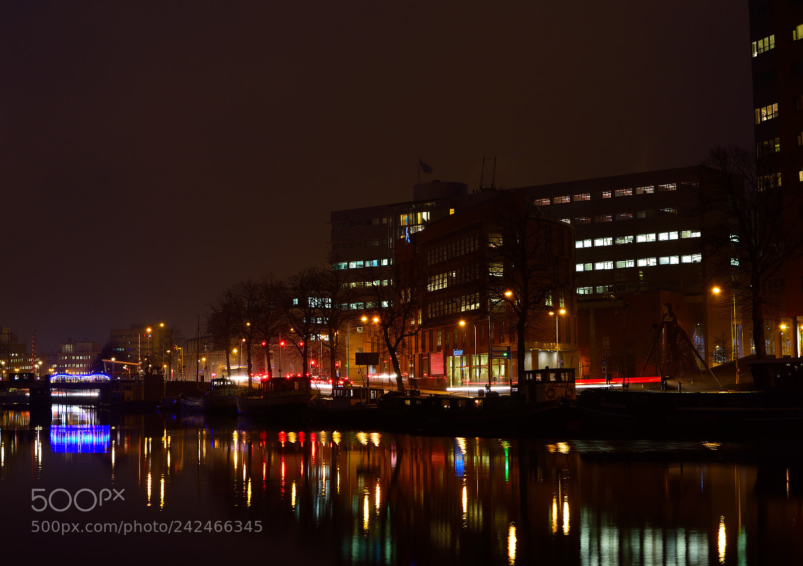 Nikon D3300 + Nikon AF-S DX Nikkor 35mm F1.8G sample photo. Nightlife photography