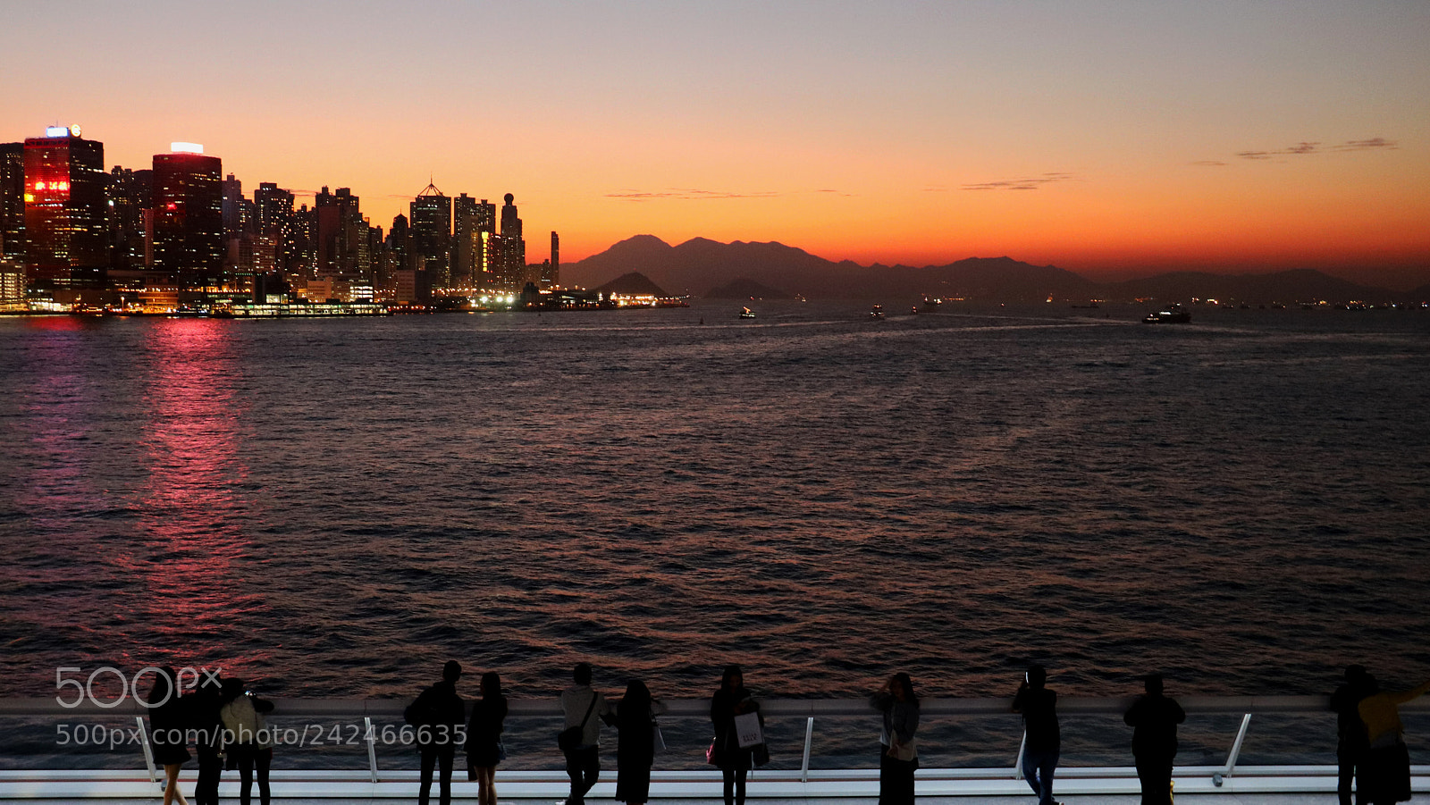 Canon EOS 760D (EOS Rebel T6s / EOS 8000D) sample photo. Busy city - end photography