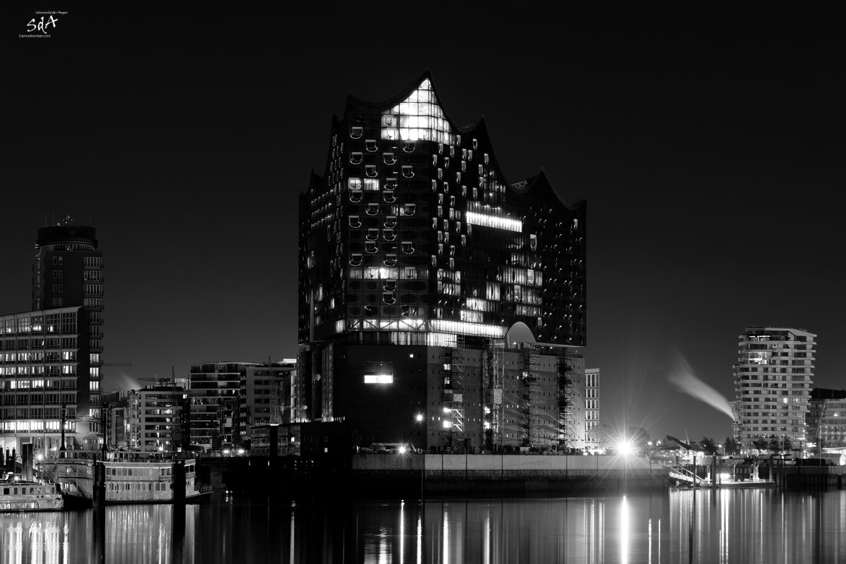Sony DT 18-135mm F3.5-5.6 SAM sample photo. Hamburger elbphilharmonie in the night photography