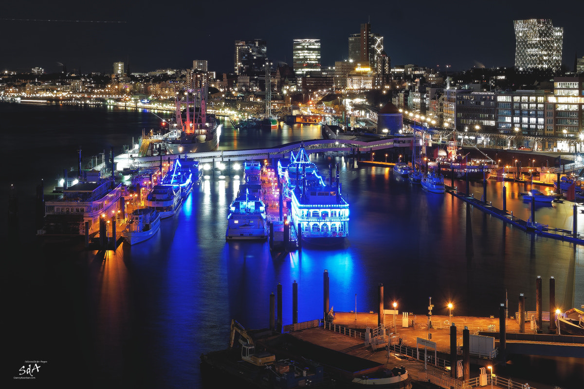Sony DT 18-135mm F3.5-5.6 SAM sample photo. Landungsbruecken of elbphilharmonie platform photography