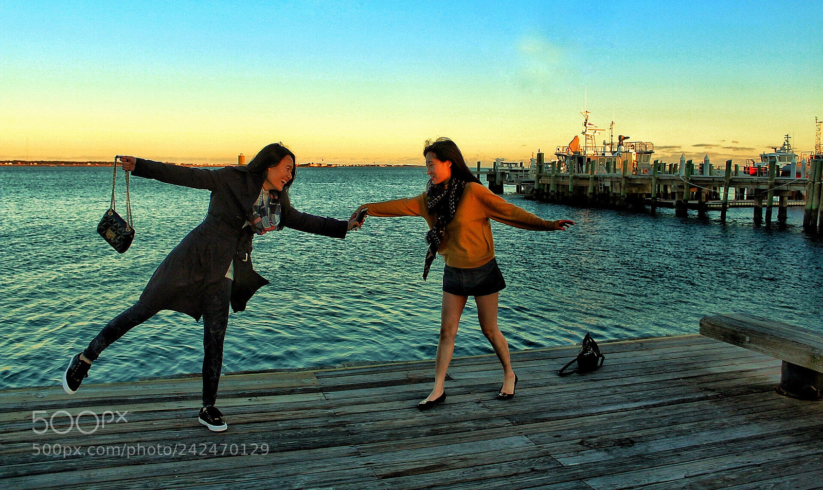Canon EOS 1300D (EOS Rebel T6 / EOS Kiss X80) sample photo. Dancing at waterfront park photography