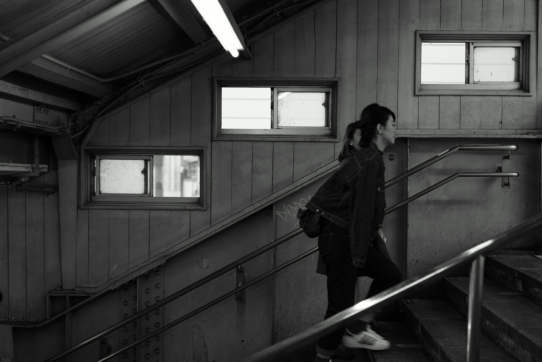 Sony a7S + Sony Sonnar T* FE 55mm F1.8 ZA sample photo. Small windows photography
