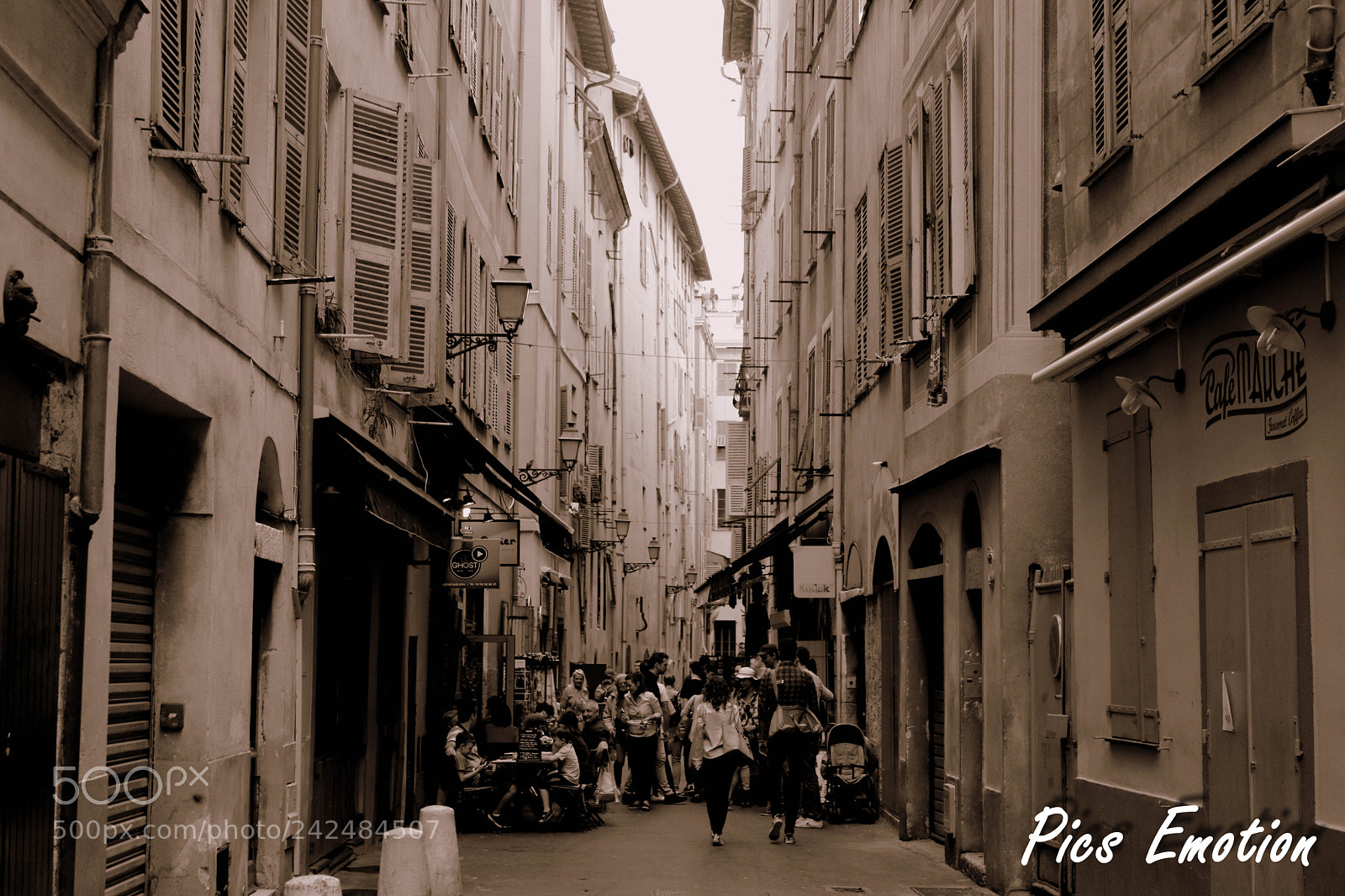 Canon EOS 77D (EOS 9000D / EOS 770D) sample photo. Old city nice photography